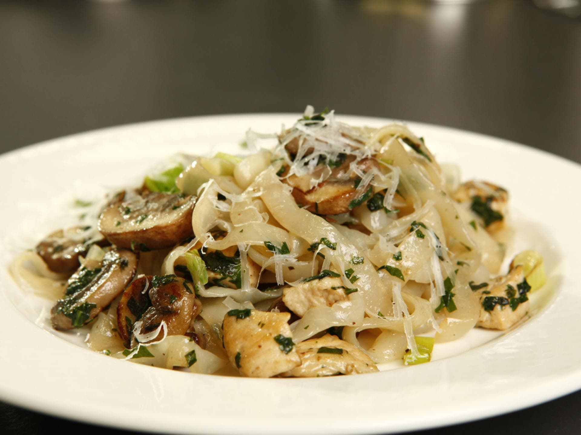Fettuccine mit Hähnchenbrust und Pilzen