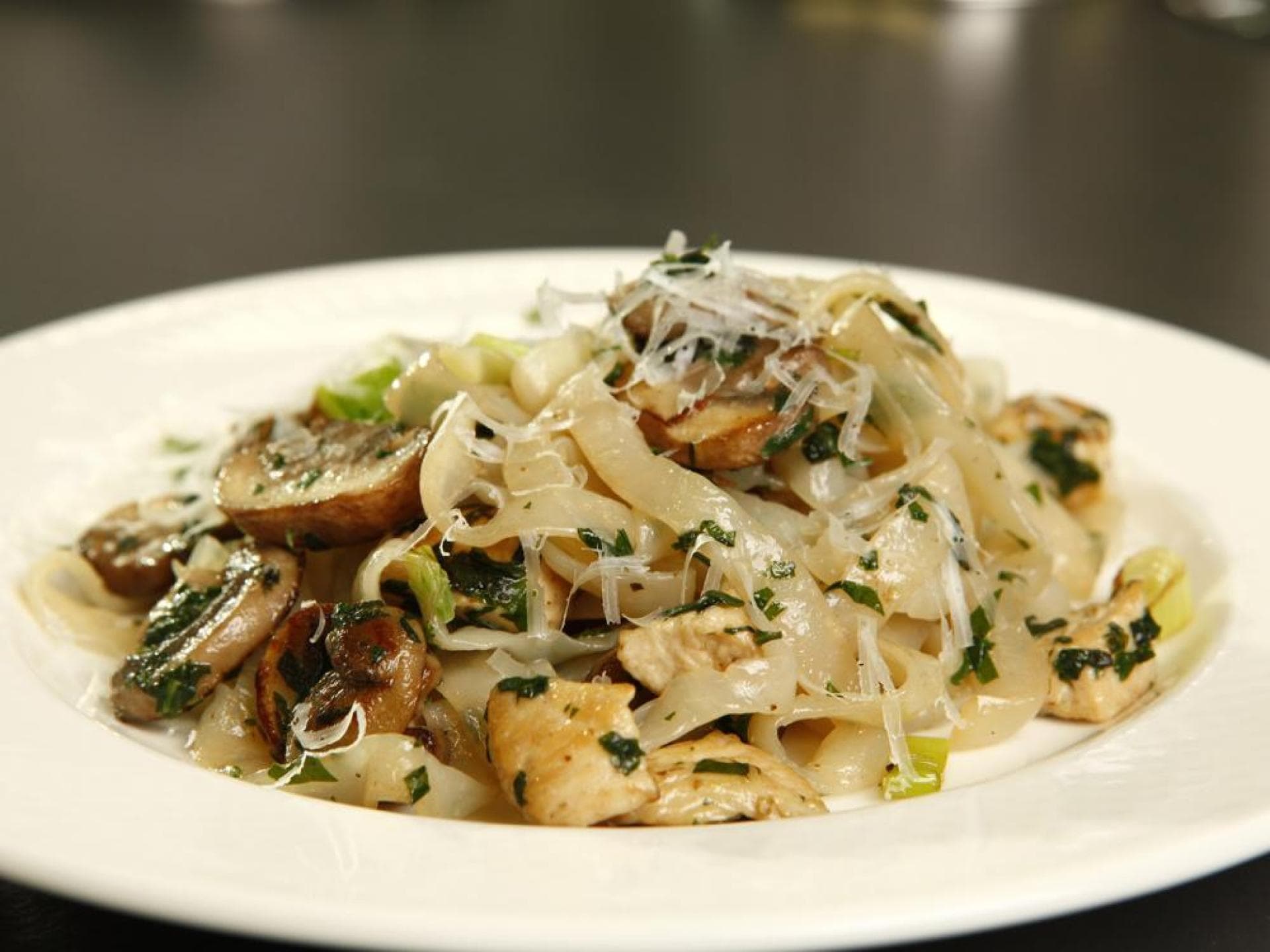 Fettuccine mit Hähnchenbrust und Pilzen