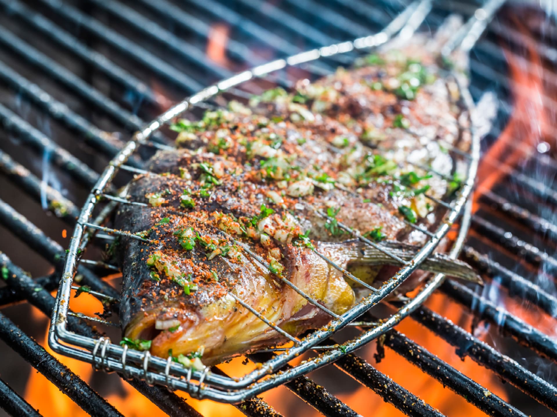 Ganzer Fisch auf dem Grillrost