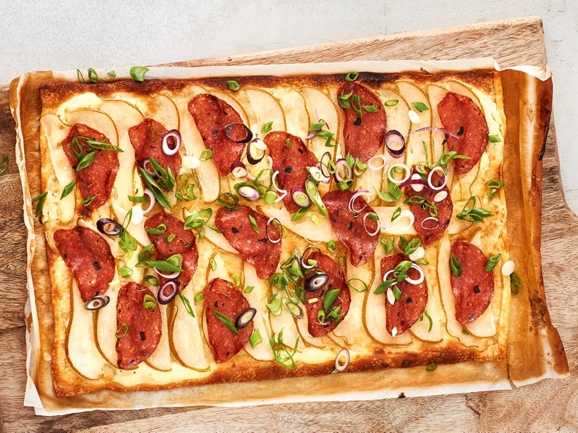 Flammkuchen mit Birnen und Trüffelsalami