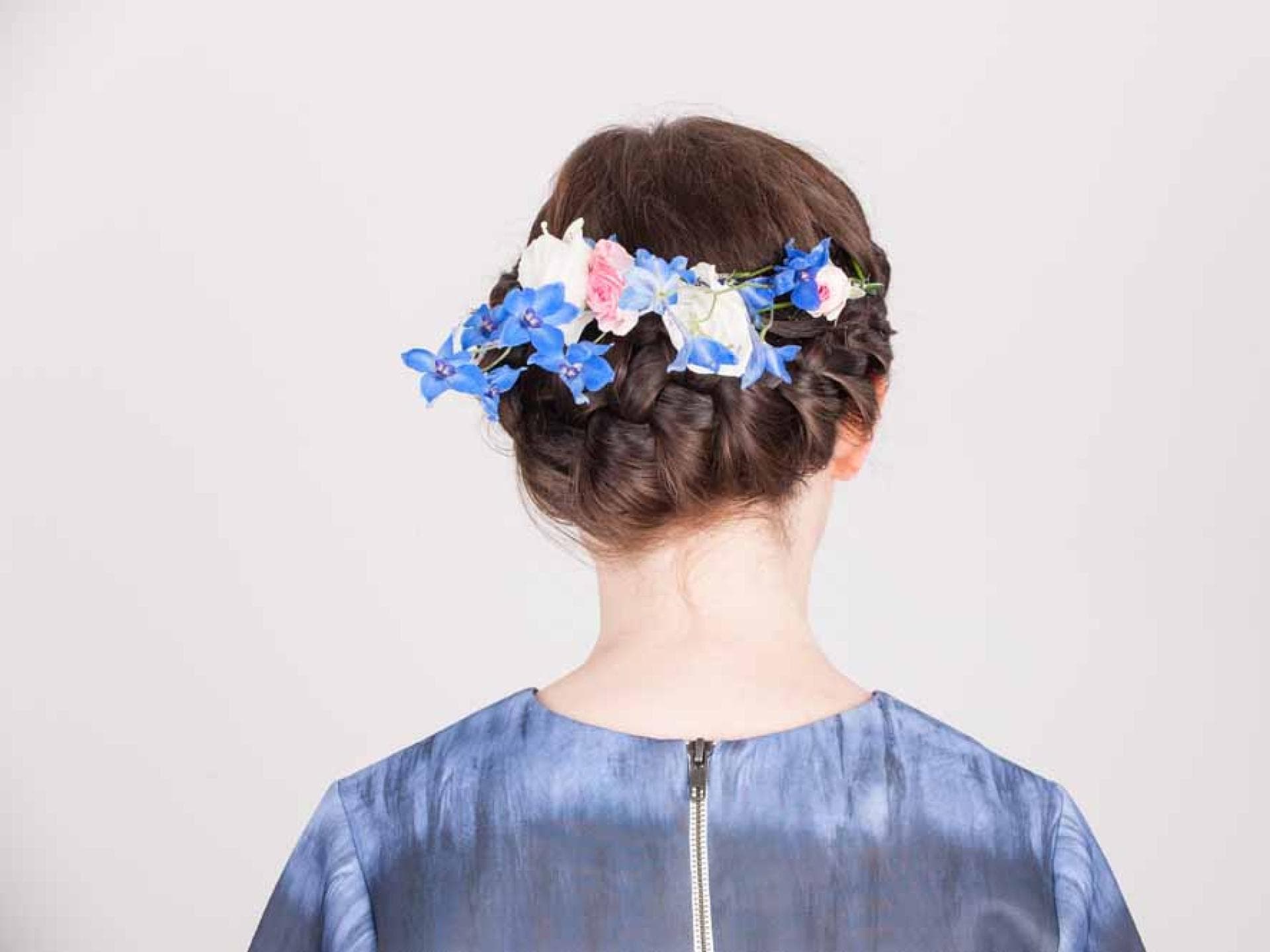 Flechtfrisur mit Blumenkranz