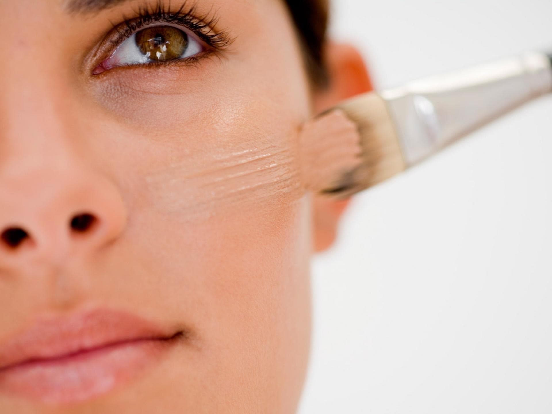 Die perfekte Foundation für einen perfekten Teint Frau wird mit Foundation geschminkt für den perfekten Teint - So finden Sie die richtige Foundation für den perfekten Teint
