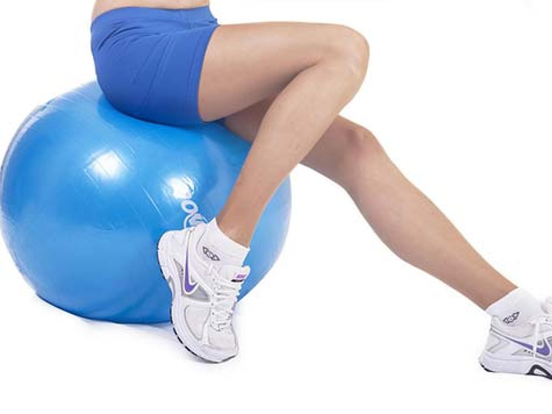 Frau auf Sitzball