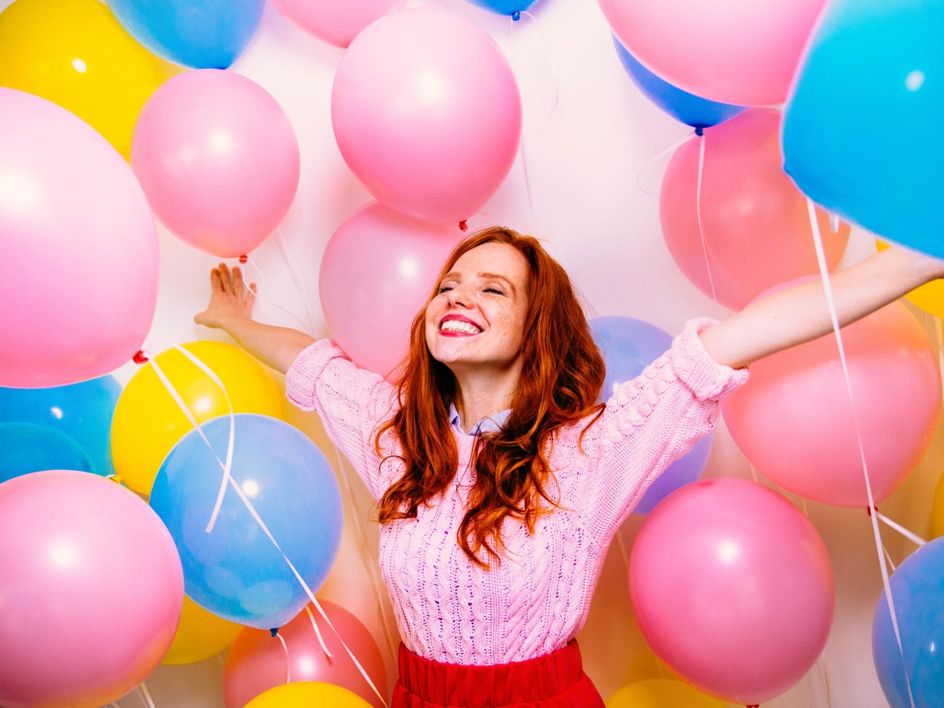 Glückliche Frau mit Luftballons