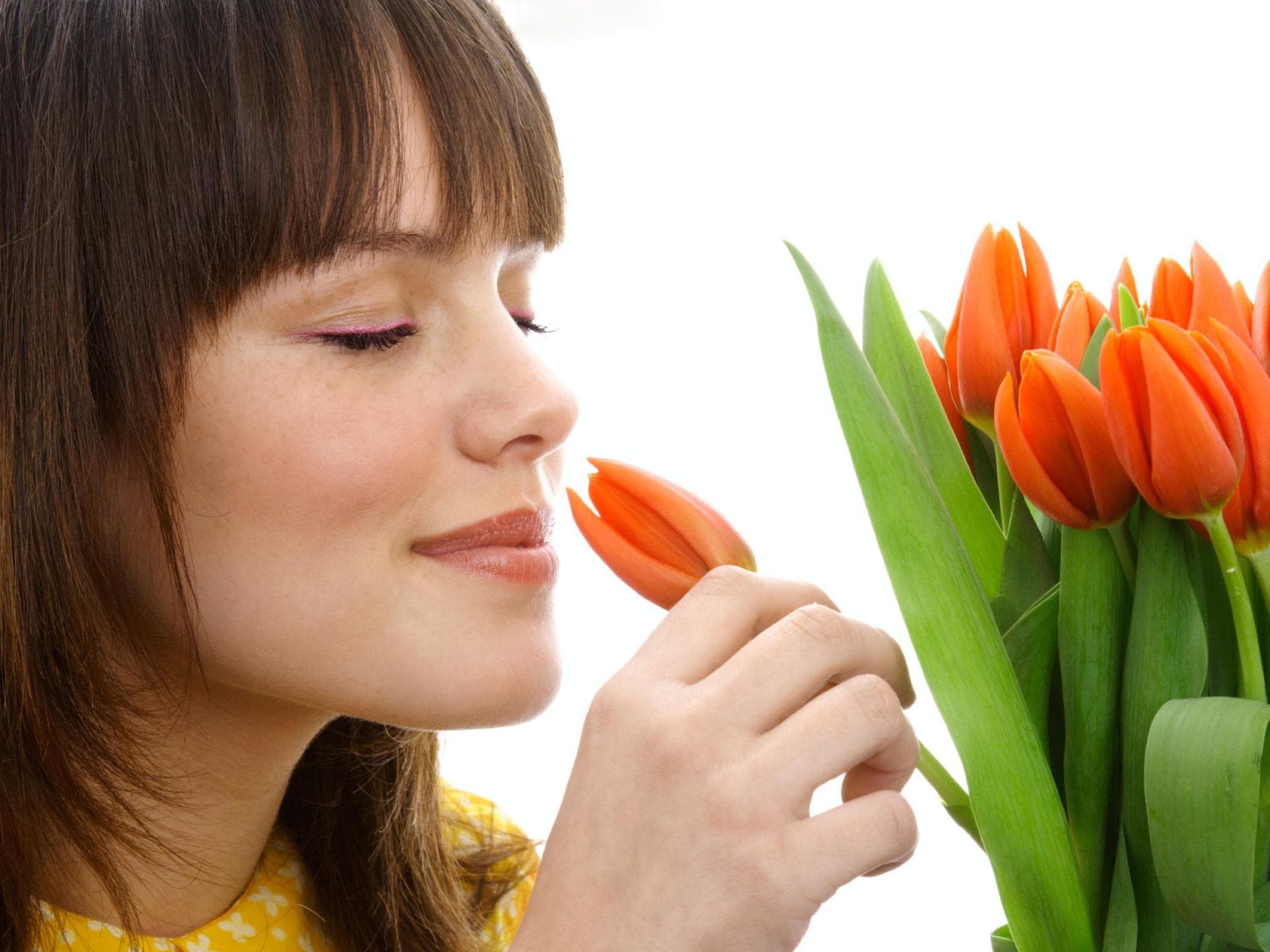 Glücksrituale schaffen: Frau mit schönen Blumen