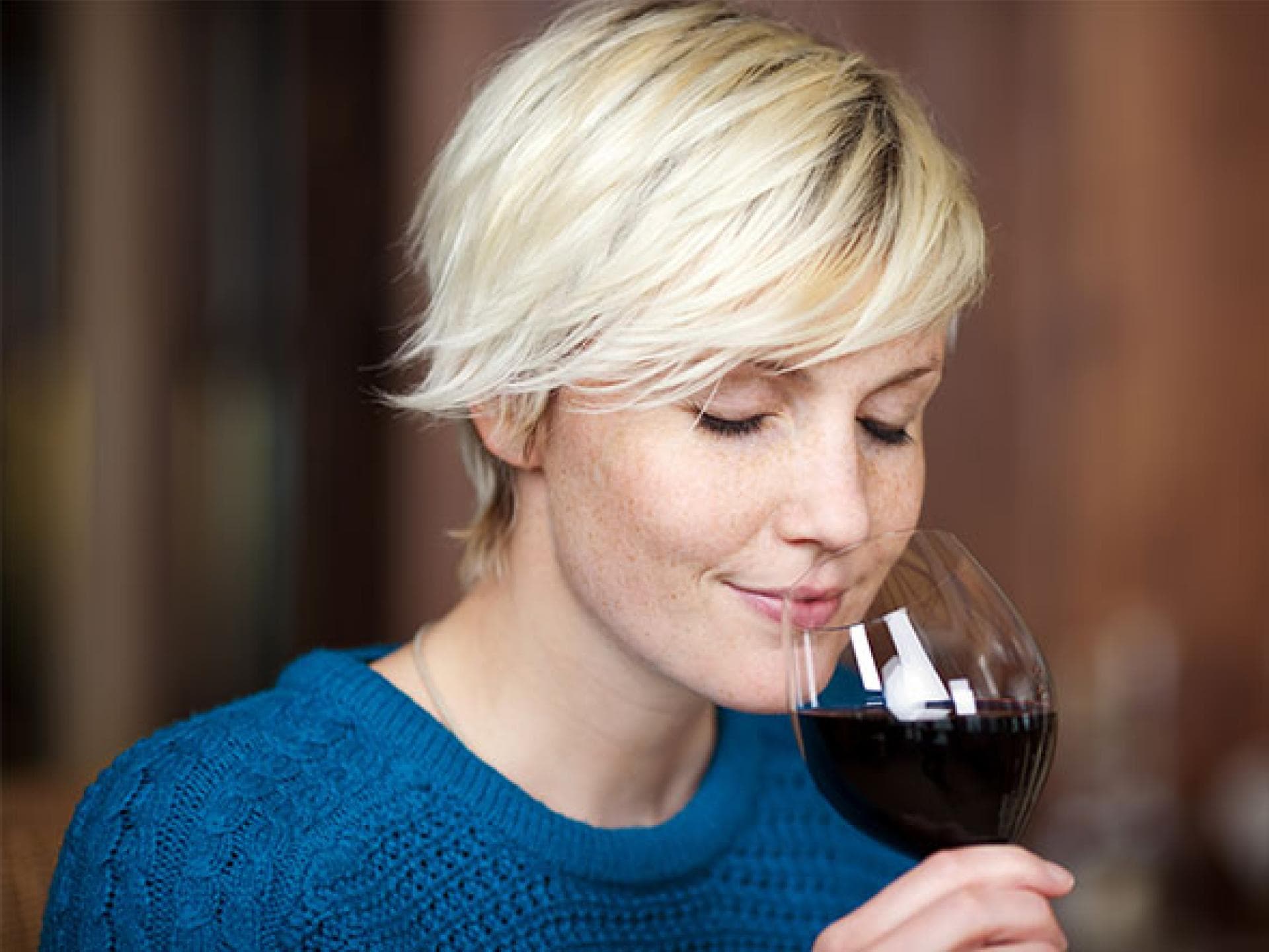 Frau trinkt Rotwein – enthaltenes Resveratrol hilft beim Abnehmen