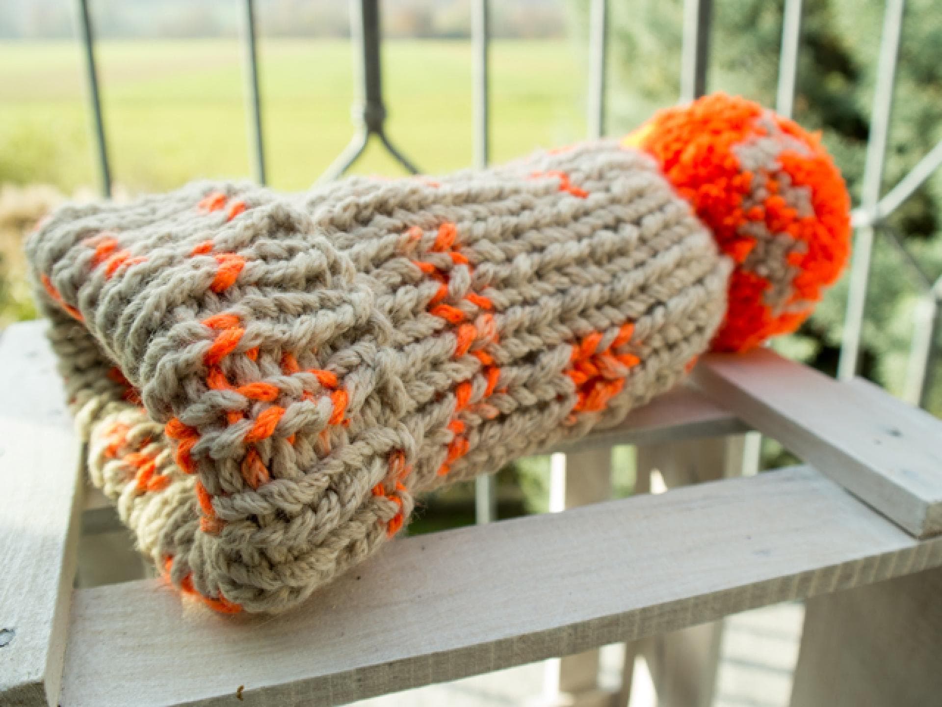Bommelmütze in Orange und Beige