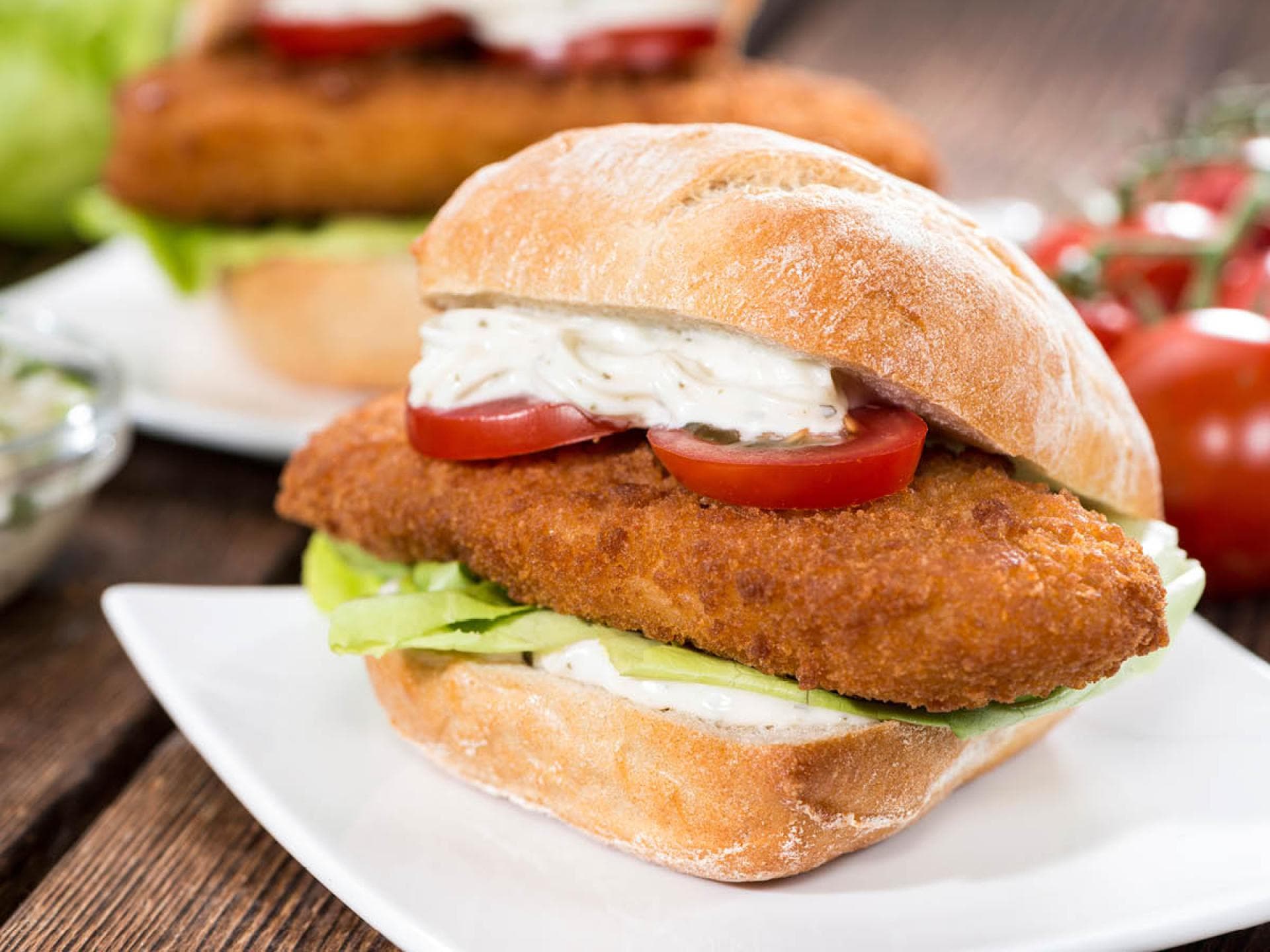 Frische Fischbrötchen: Backfisch im Brötchen