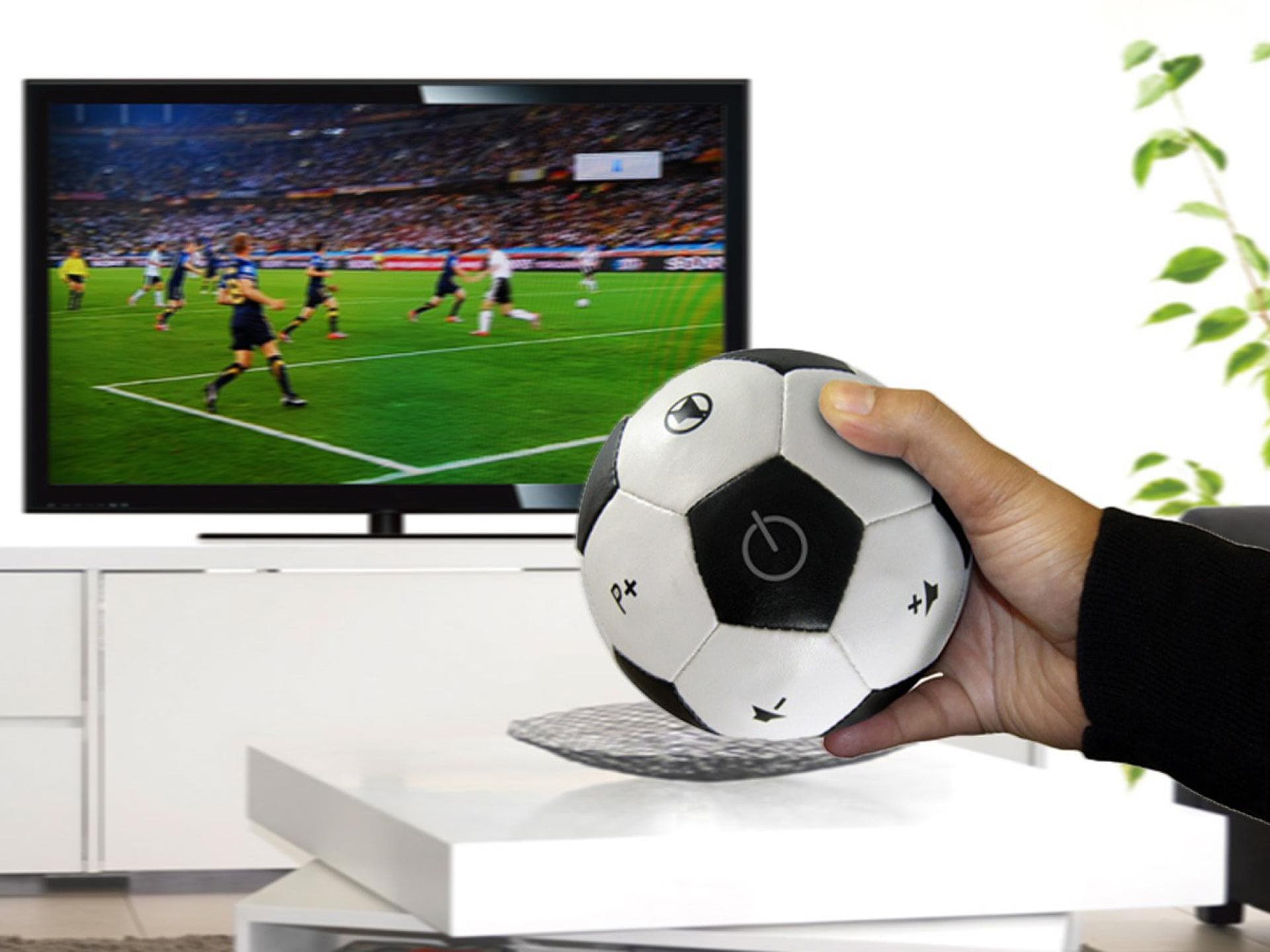 TV-Fernbedienung im Fußballformat