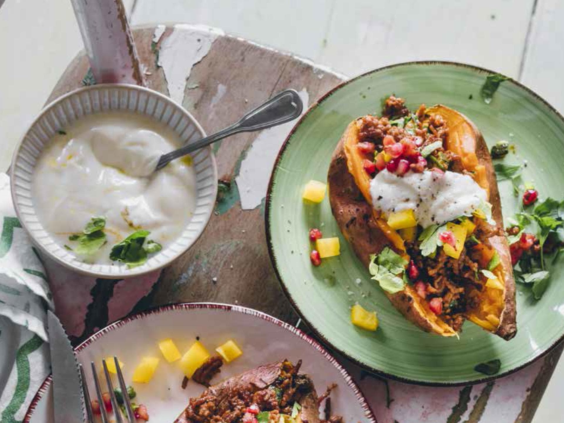 Gefüllte Süßkartoffel mit Kreuzkümmeljoghurt