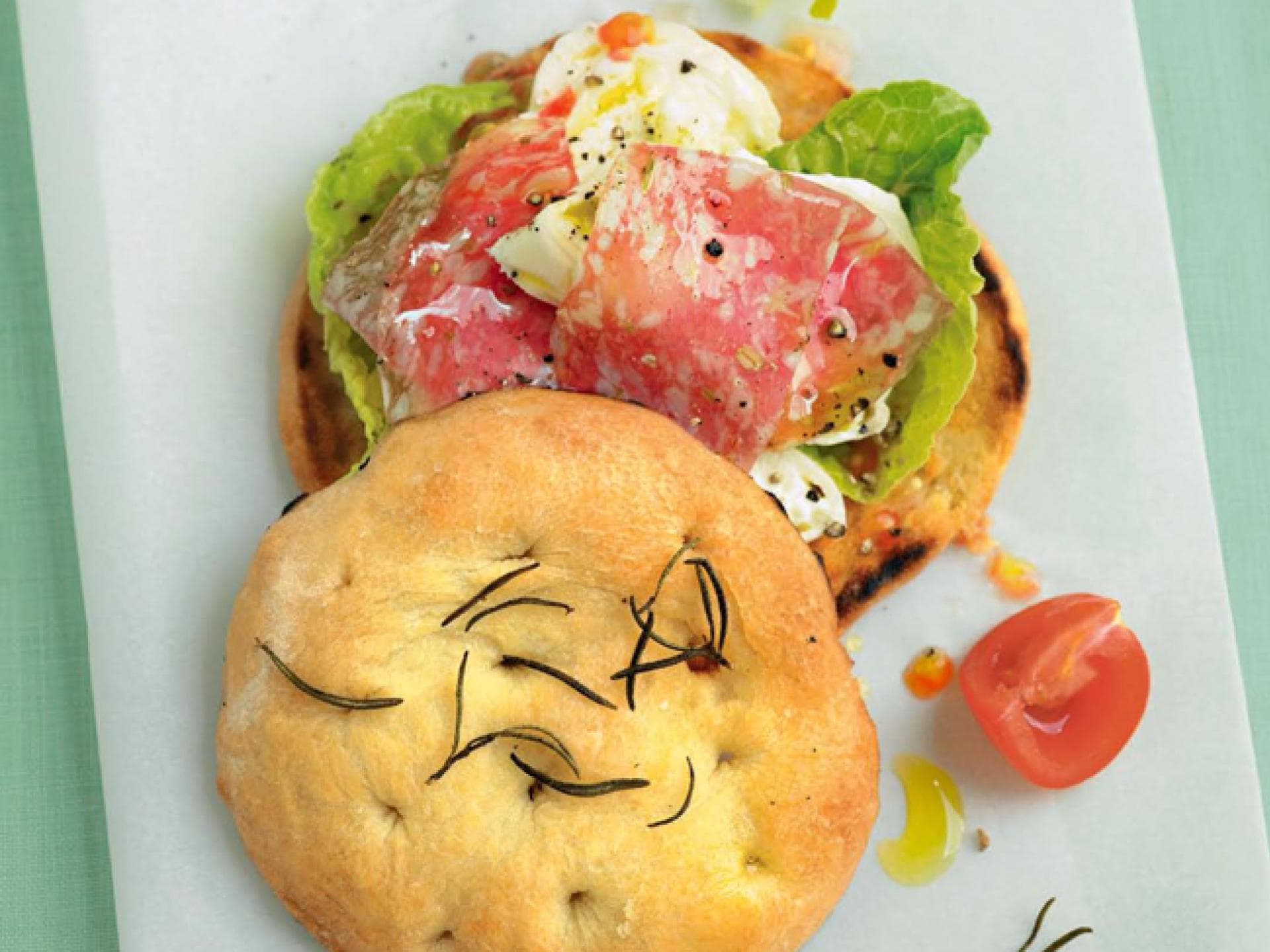 Gegrillte Focaccia mit Fenchelsalami Gegrillte Focaccia mit Fenchelsalami