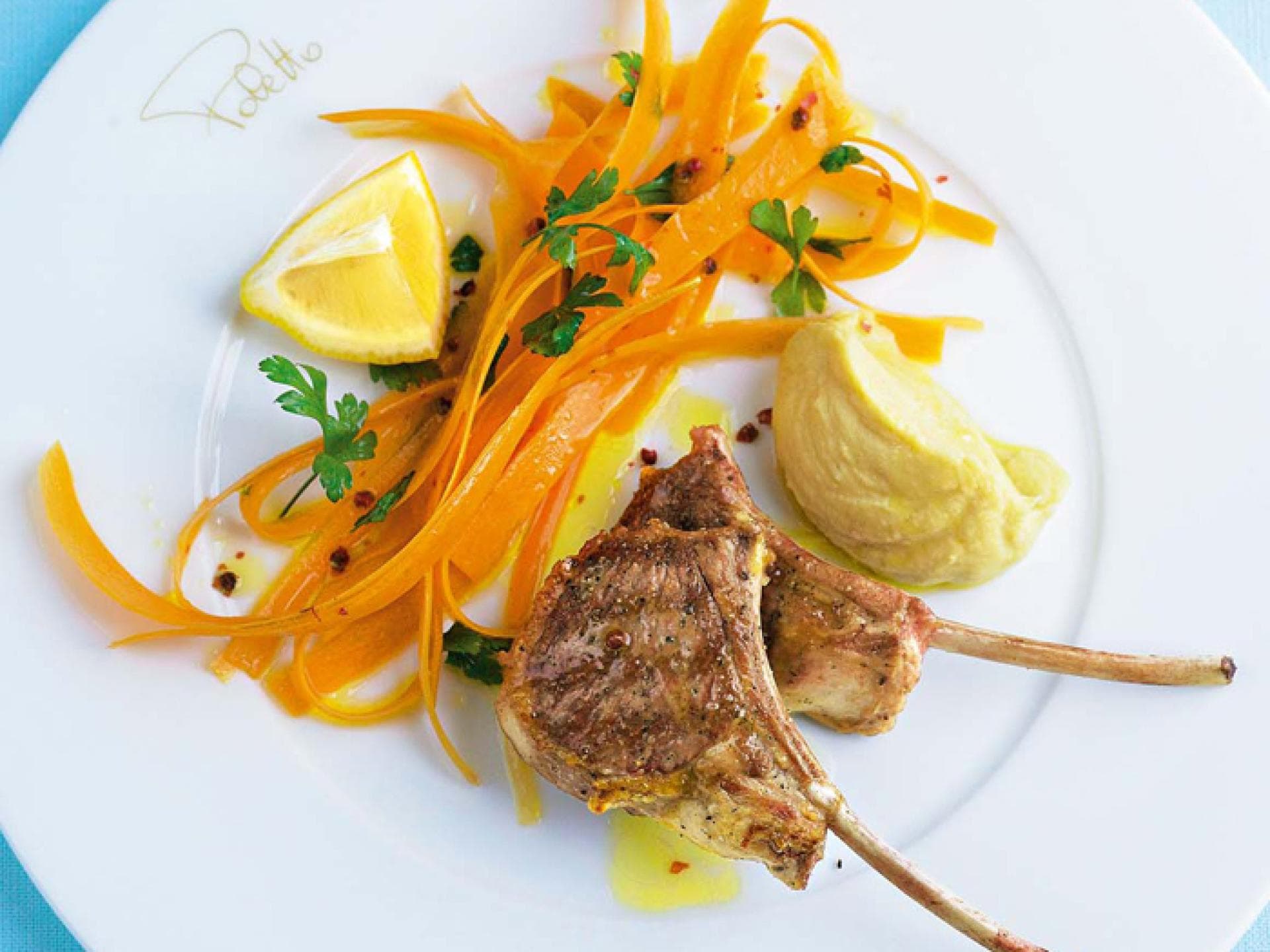 Gegrillte Lammkoteletts mit Kichererbsen-Creme Gegrillte Lammkoteletts mit Kichererbsen-Creme - Das leckere Rezept für das Fleischgericht finden Sie bei uns