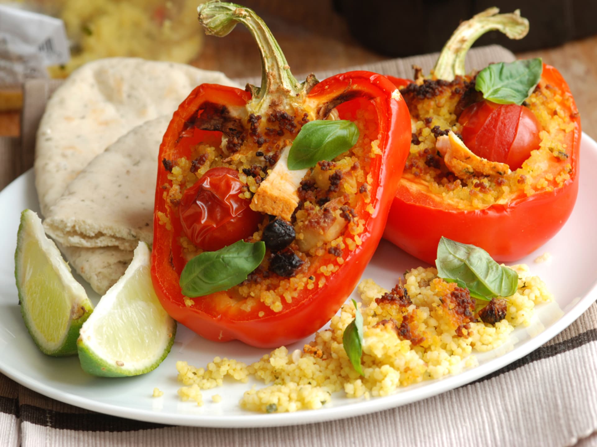 Gegrillte Paprika Halbe Paprikas mit Couscous-Füllung