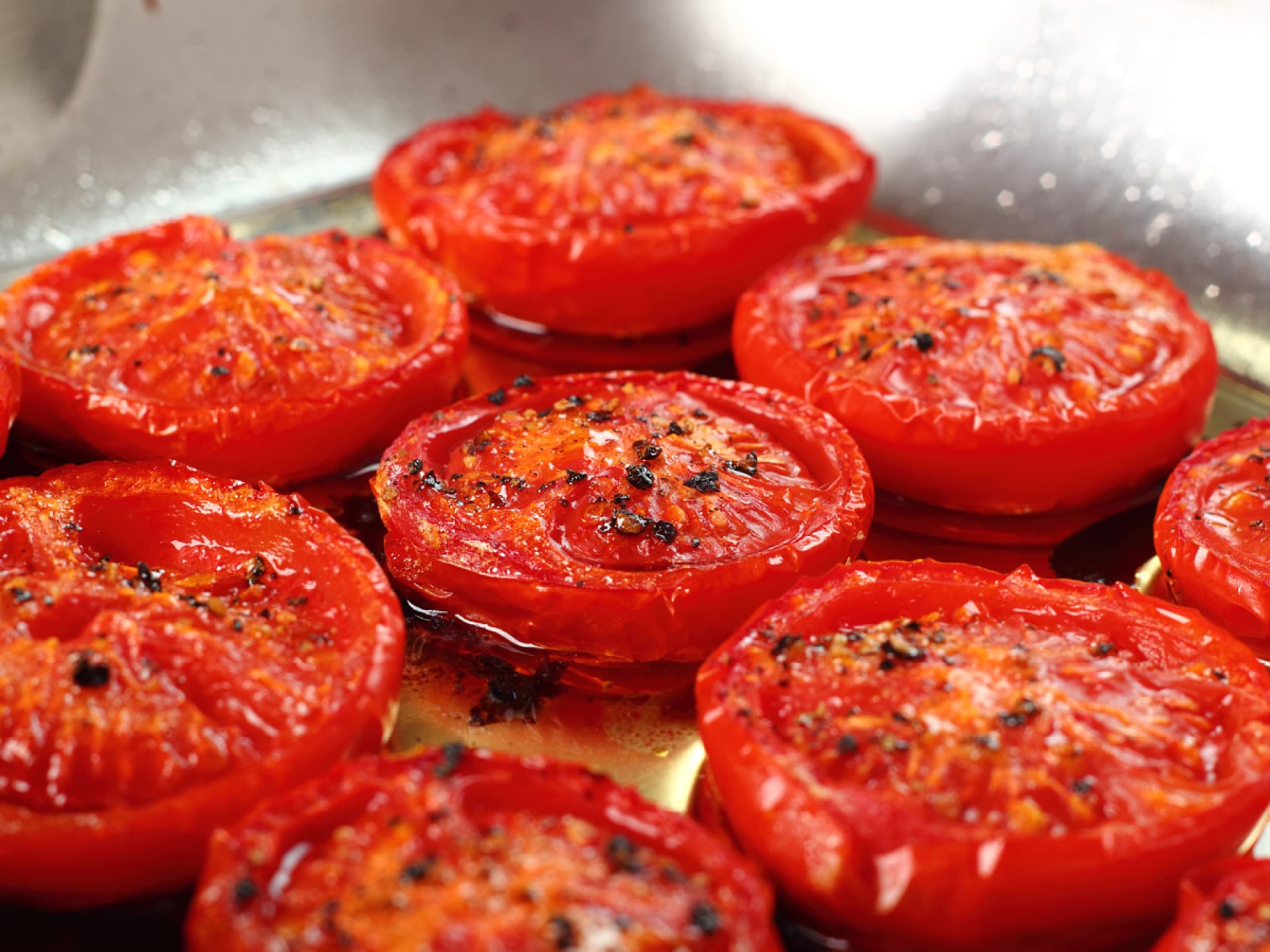 Gegrillte Tomaten Halbe Tomaten gegrillt mit Kräutermarinade