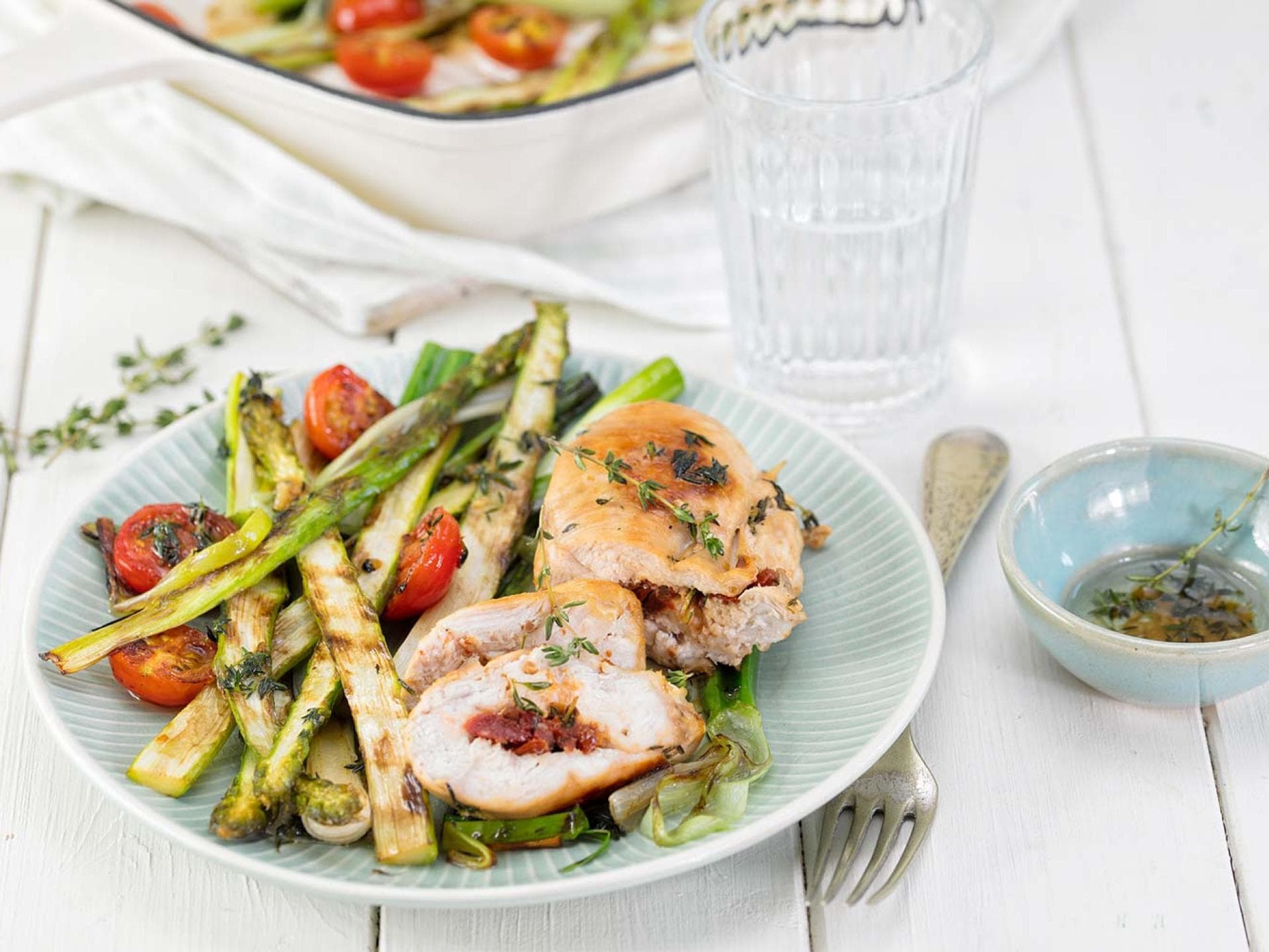 Gegrillter Spargel mit gefüllter Hähnchenbrust