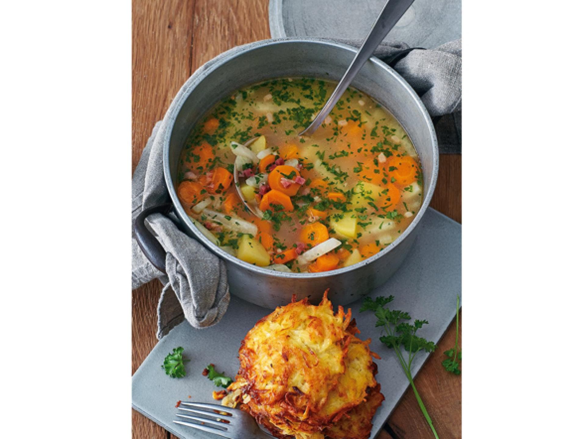 Gelbe Rüben-Suppe mit Kniala (Kartoffelsalat)