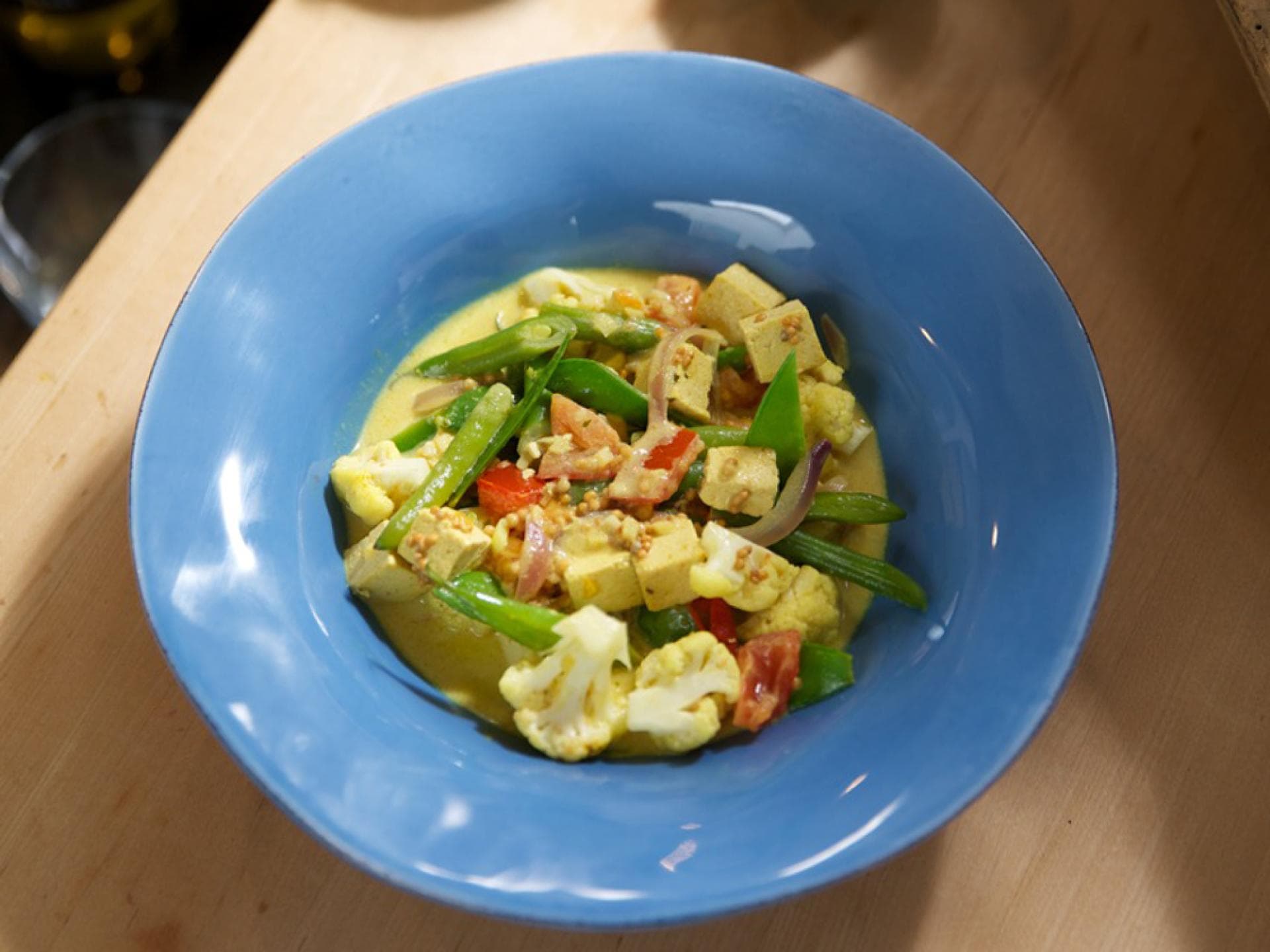 Gemüse-Curry mit Joghurt und Tofu - Ein ausgewogenes, vegetarisches Gericht