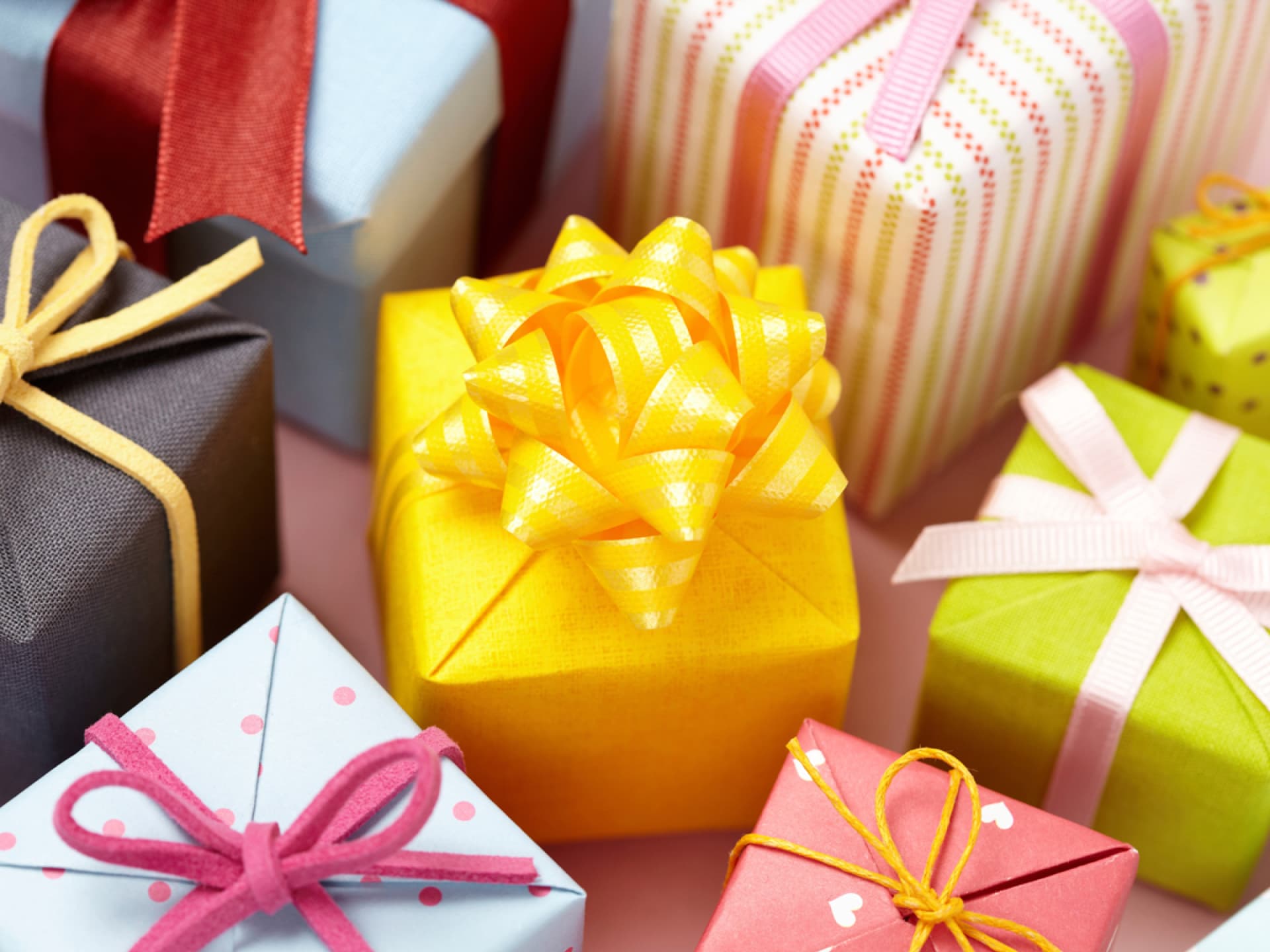 Bunt verpackte Geschenke