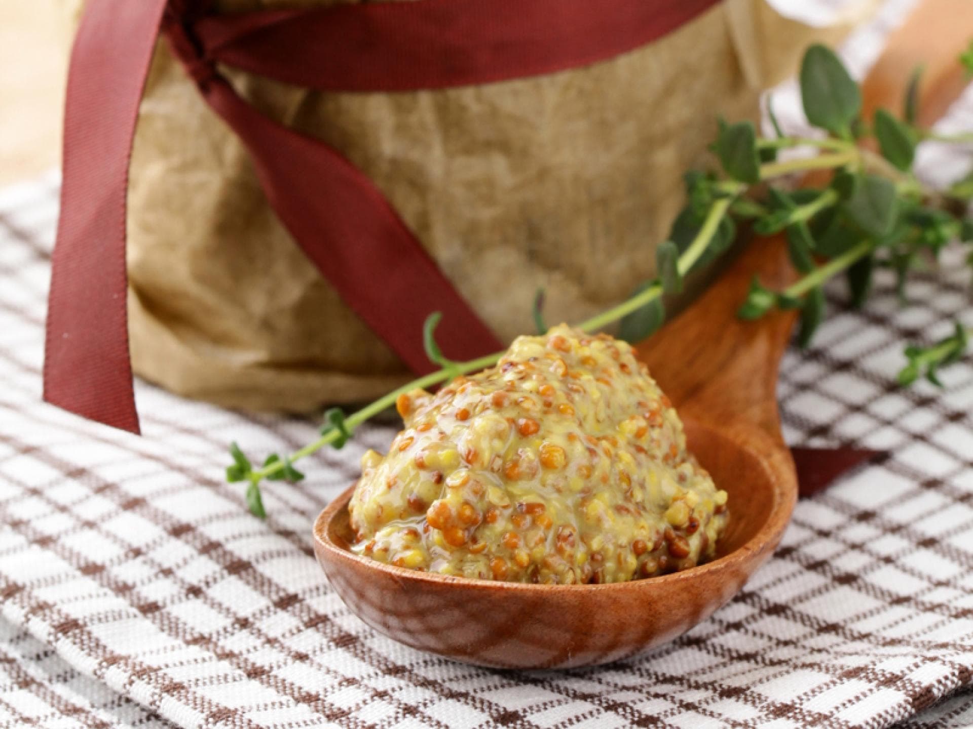 Dijonsenf auf Holzlöffel
