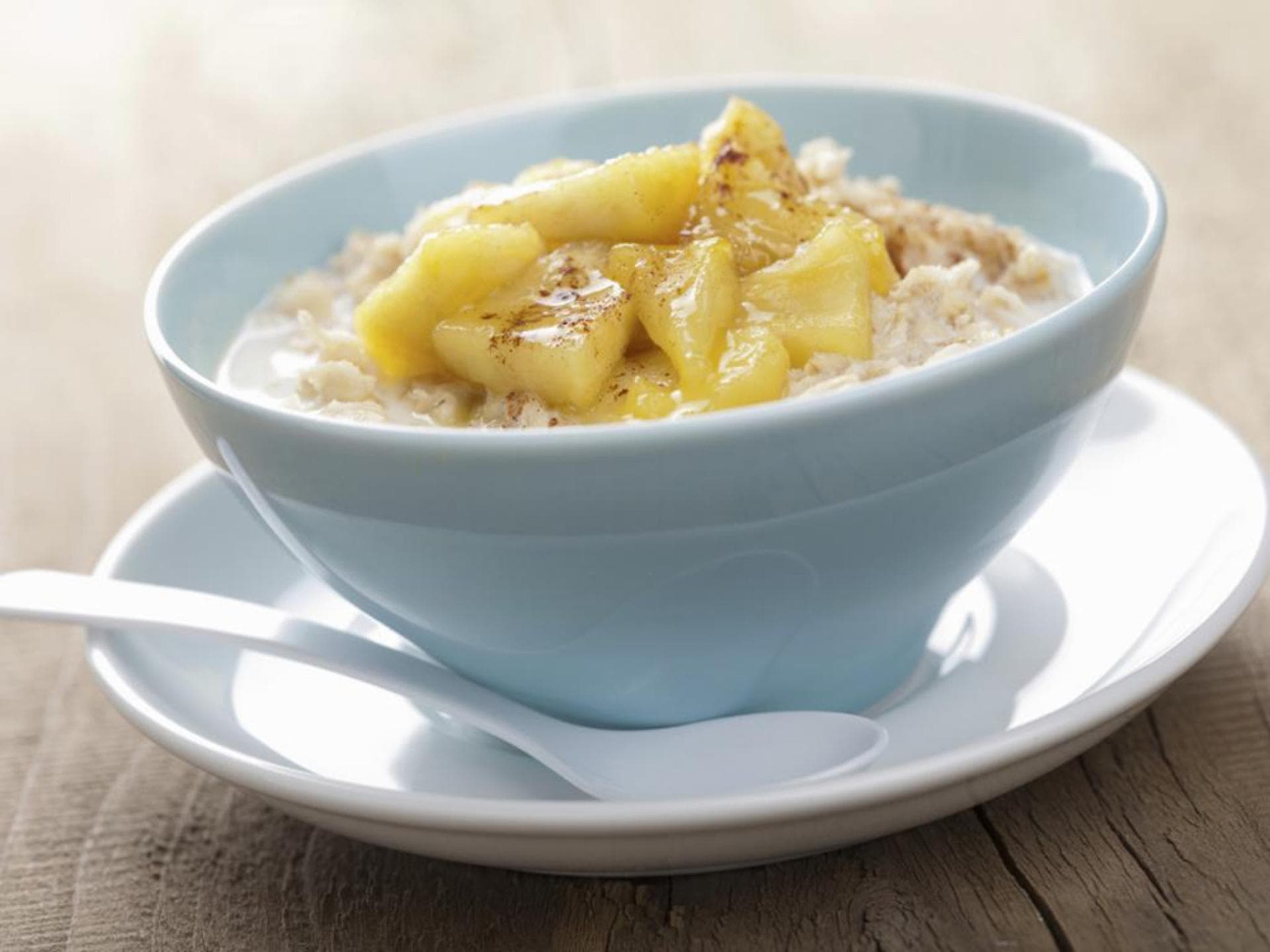 Grießbrei mit Zimt und Pflaumenkompott
