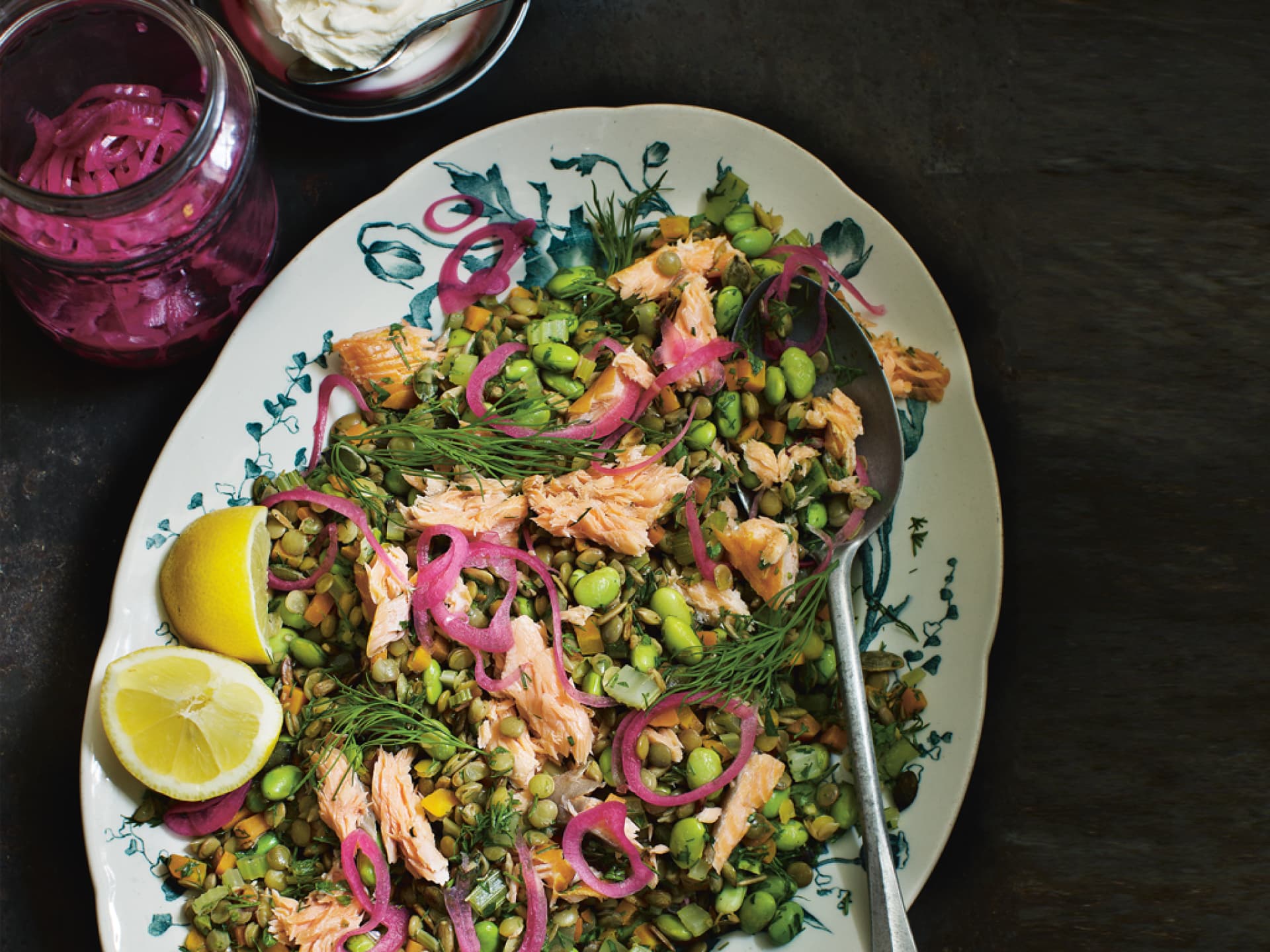 Grüne Linsen-Salat mit Dill und Lachs