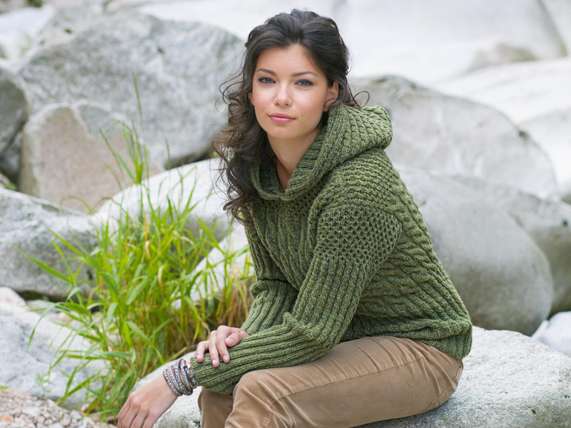 Grüner Strickpullover