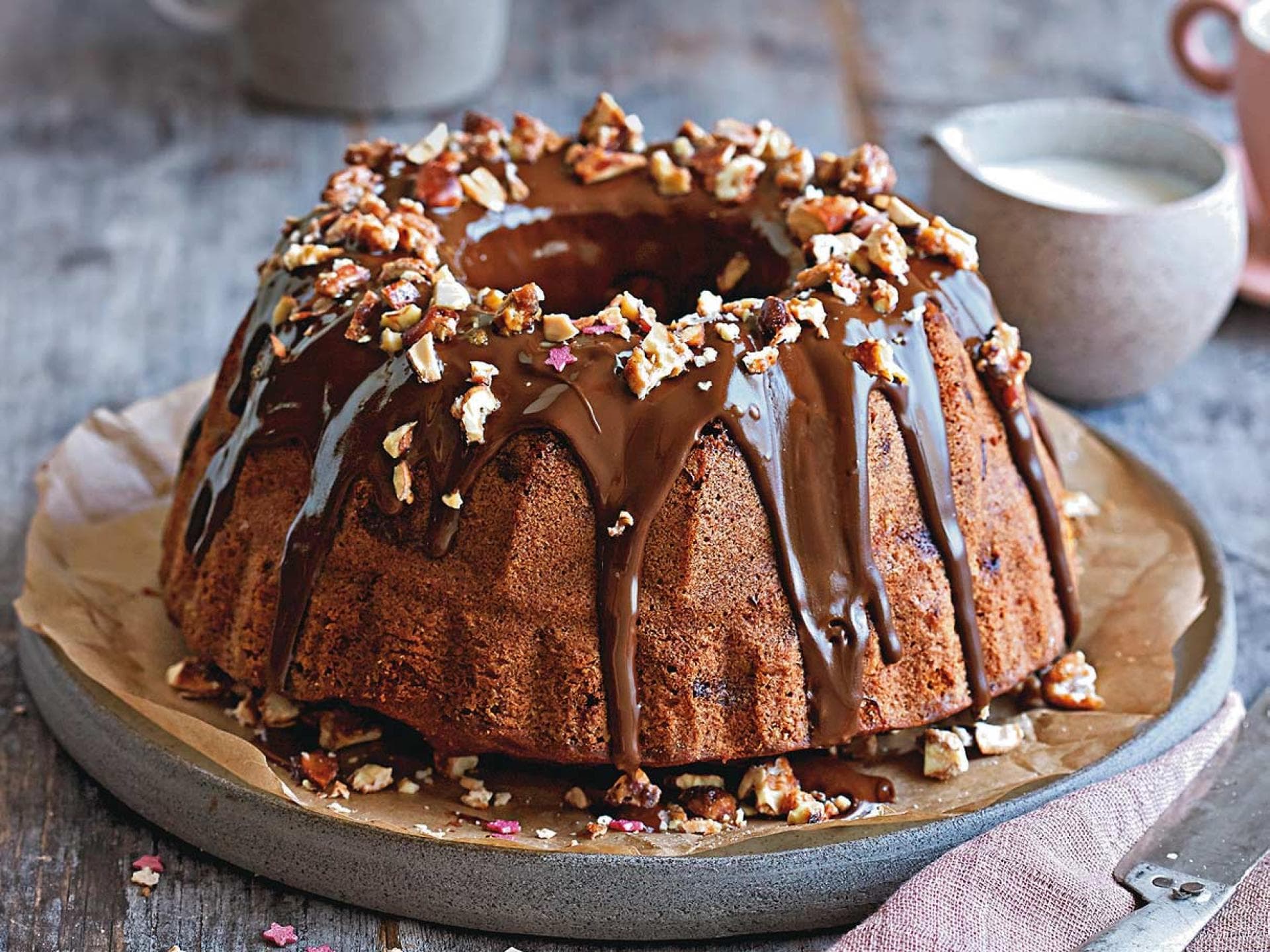 Weihnachtlicher Gugelhupf mit Nusskrokant und Schokoguss