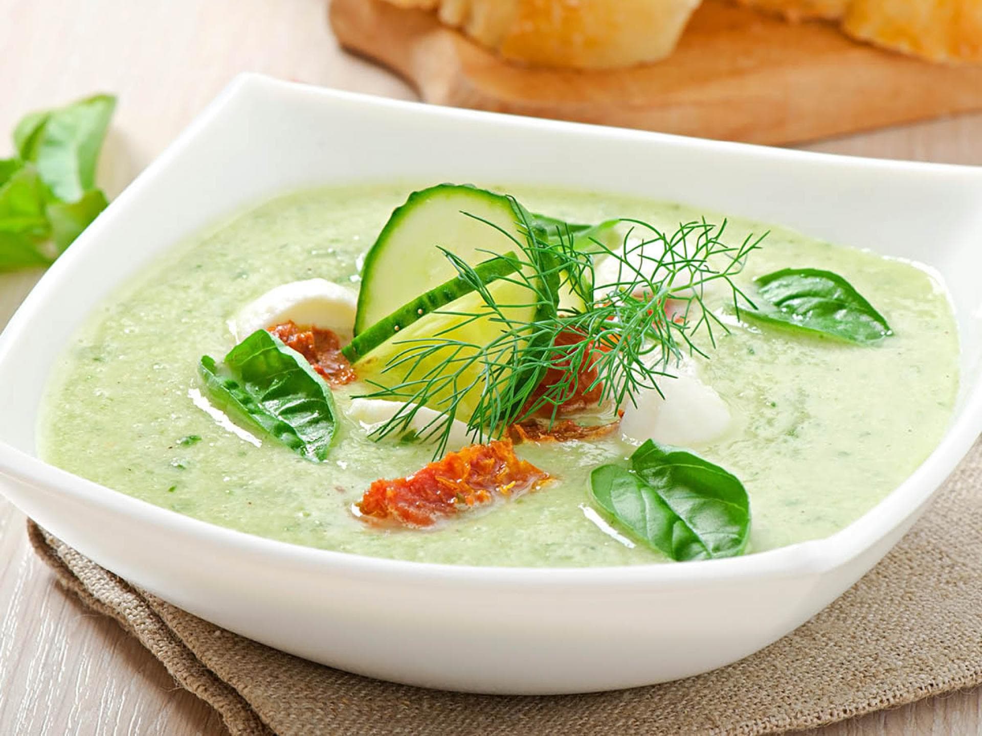 Gurkensuppe mit Basilikumblättern und Dill