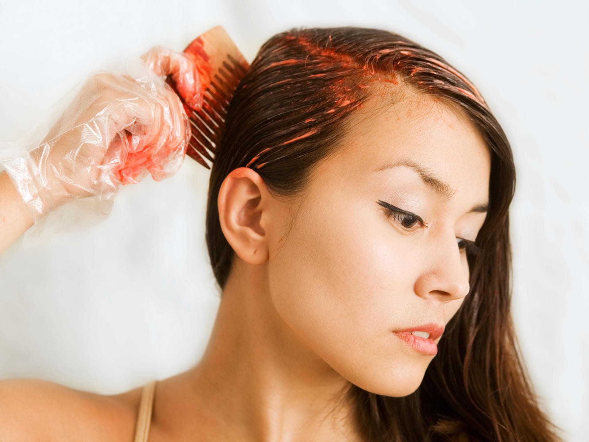 Frau färbt sich Haare rot