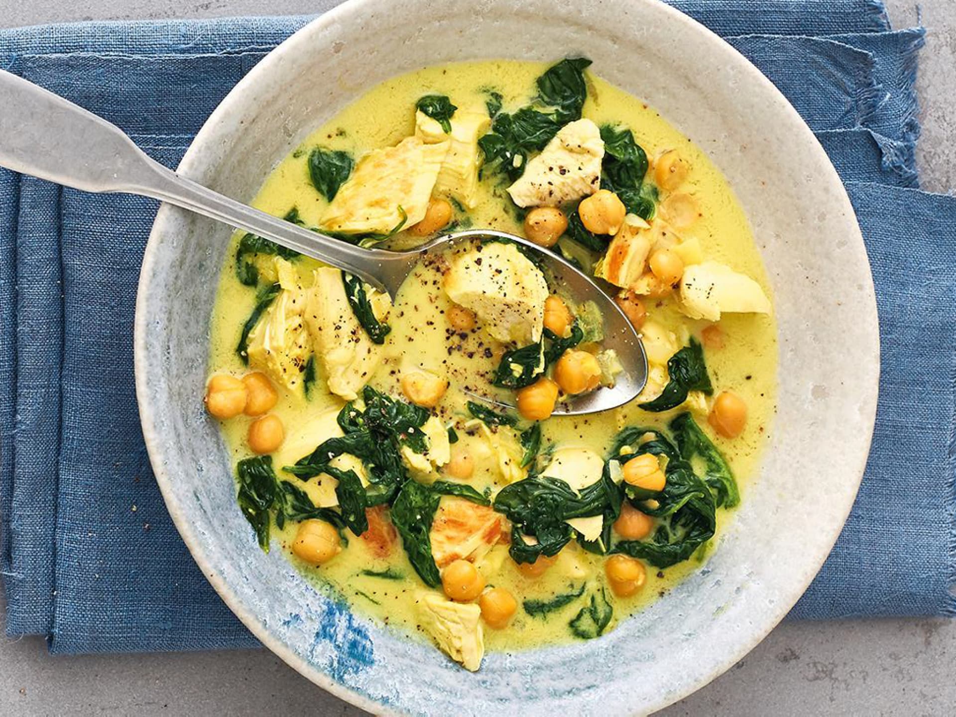 Hähnchen-Curry mit Kichererbsen und Spinat