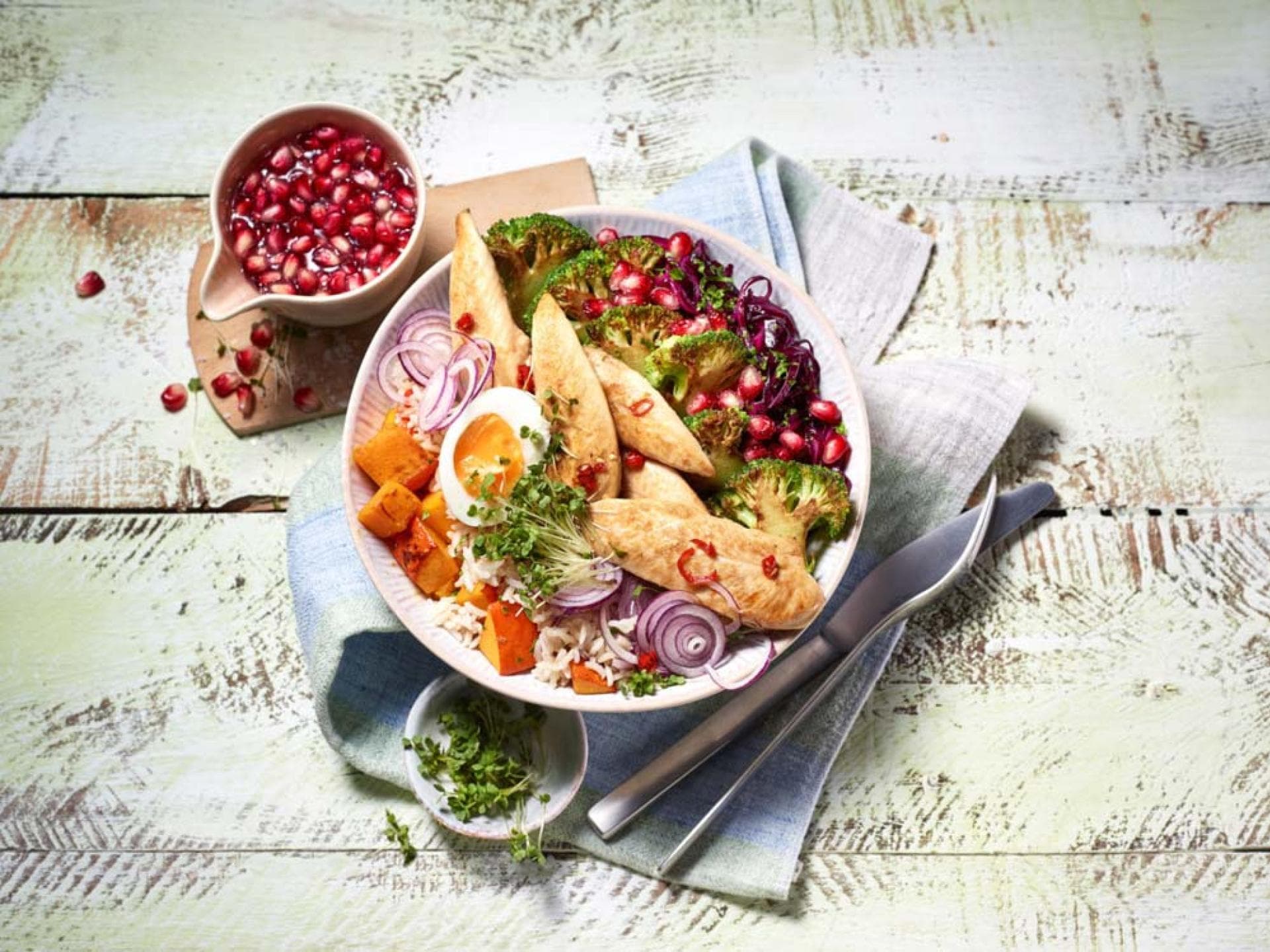 Hähnchen-Power-Bowl mit Granatapfeldressing Rezept Hähnchen-Power-Bowl mit Granatapfeldressing