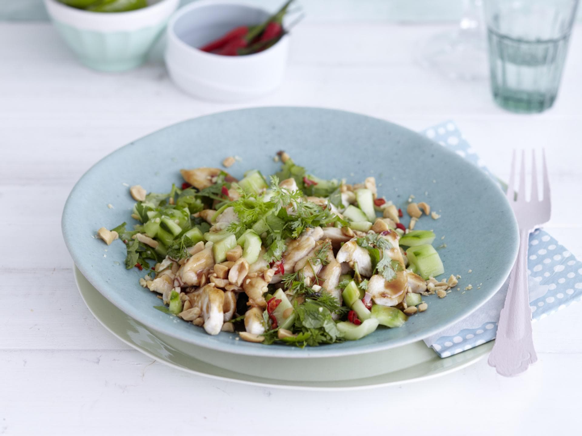 Hähnchensalat auf asiatische Art mit Thai-Dressing und Erdnüssen