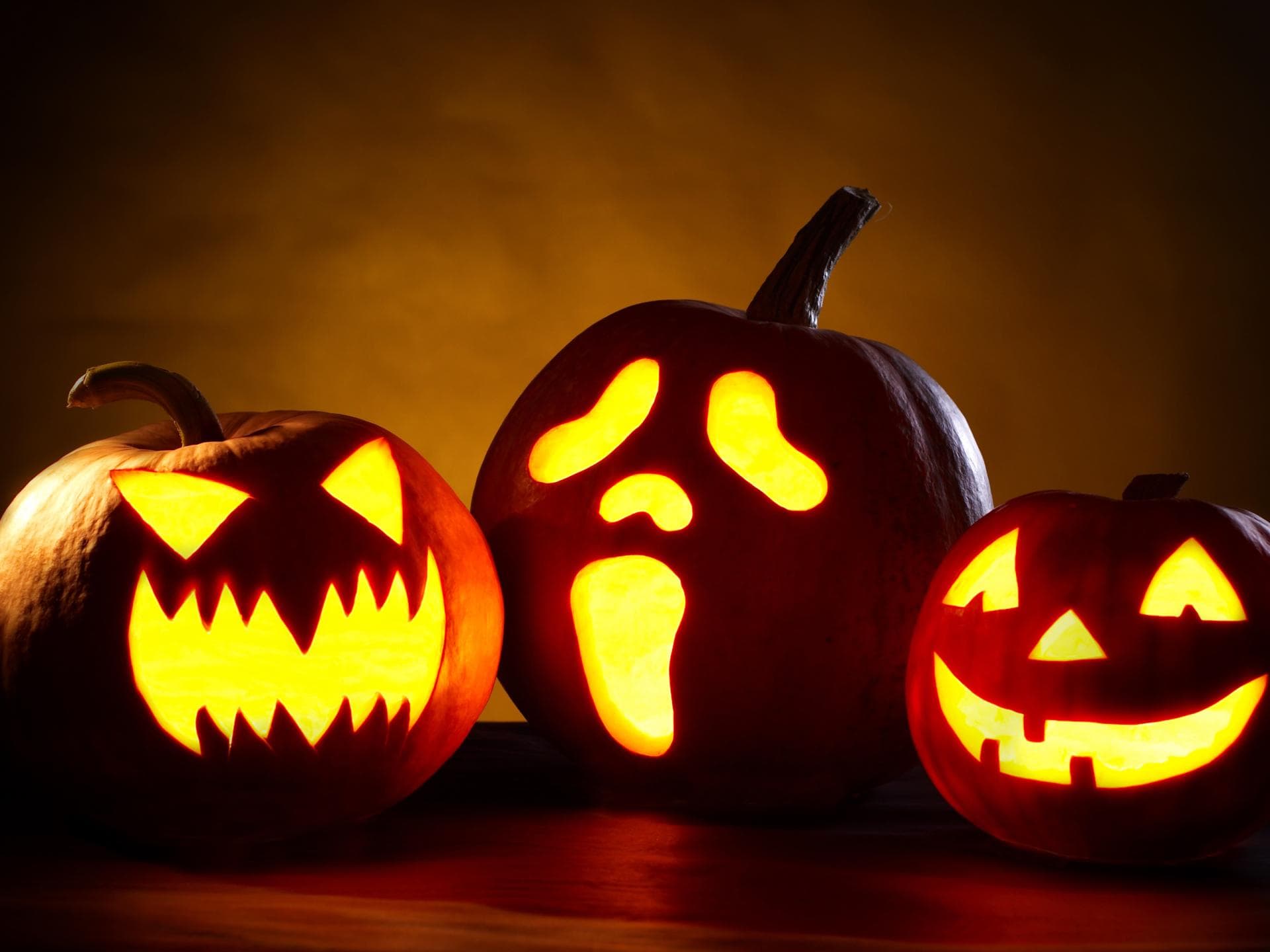 Halloween-Kürbis schnitzen