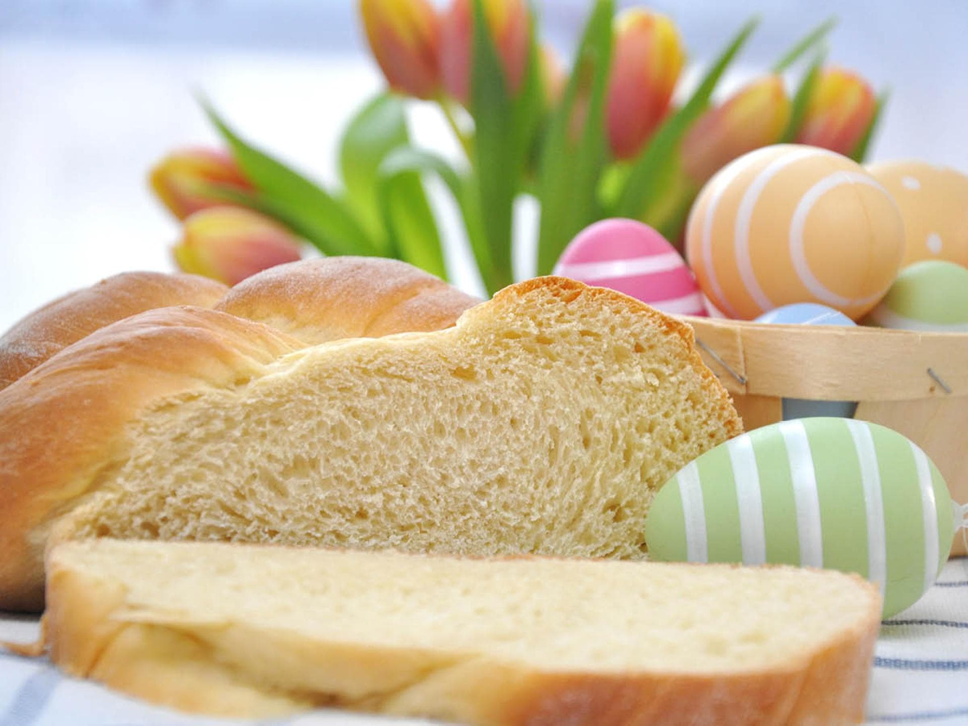 Hefezopf Hefezopf mit bunten Eiern