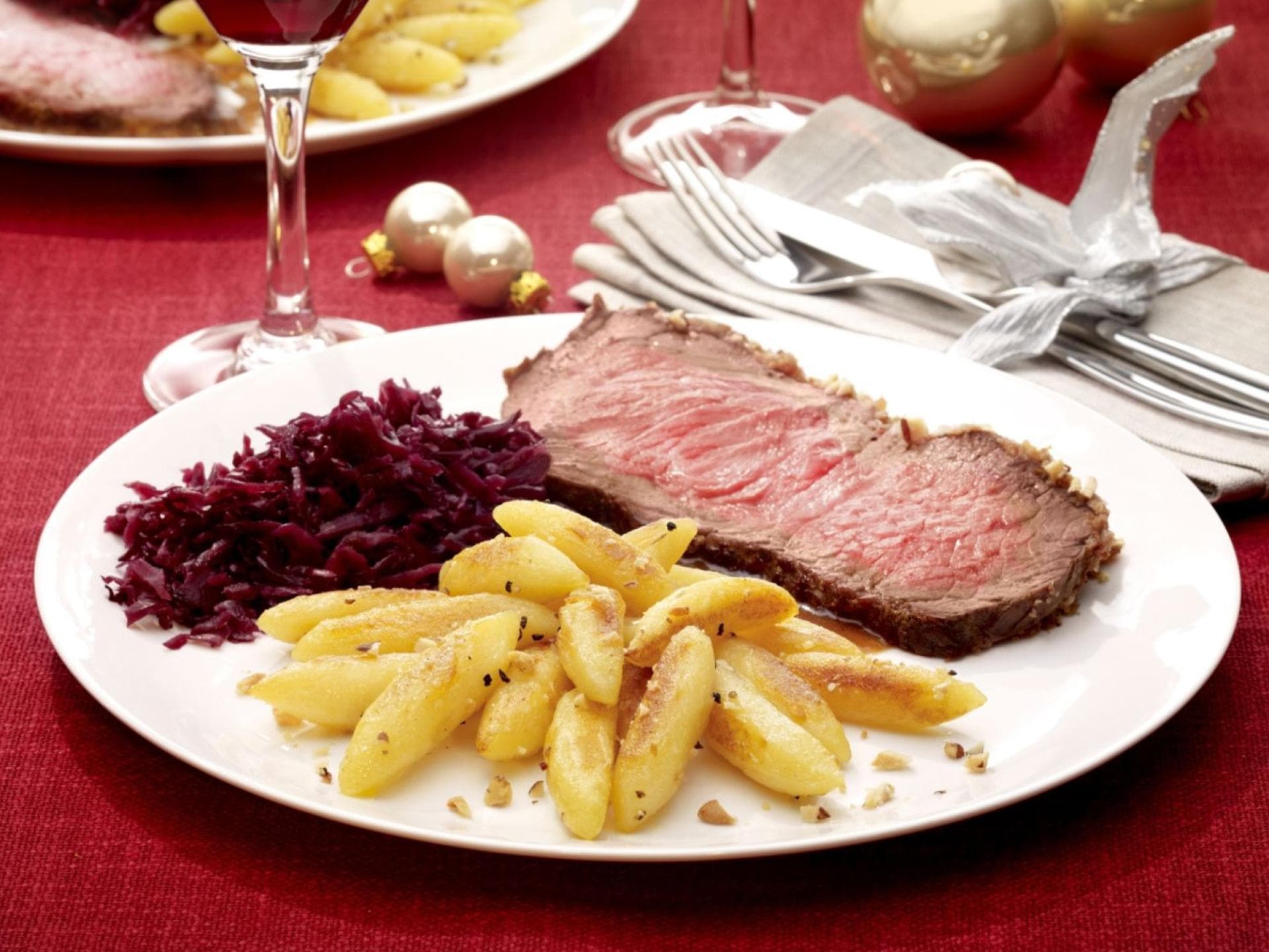 Roastbeef mit Nusskruste, Punsch-Rotkohl und Nuss-Kartoffelnudeln