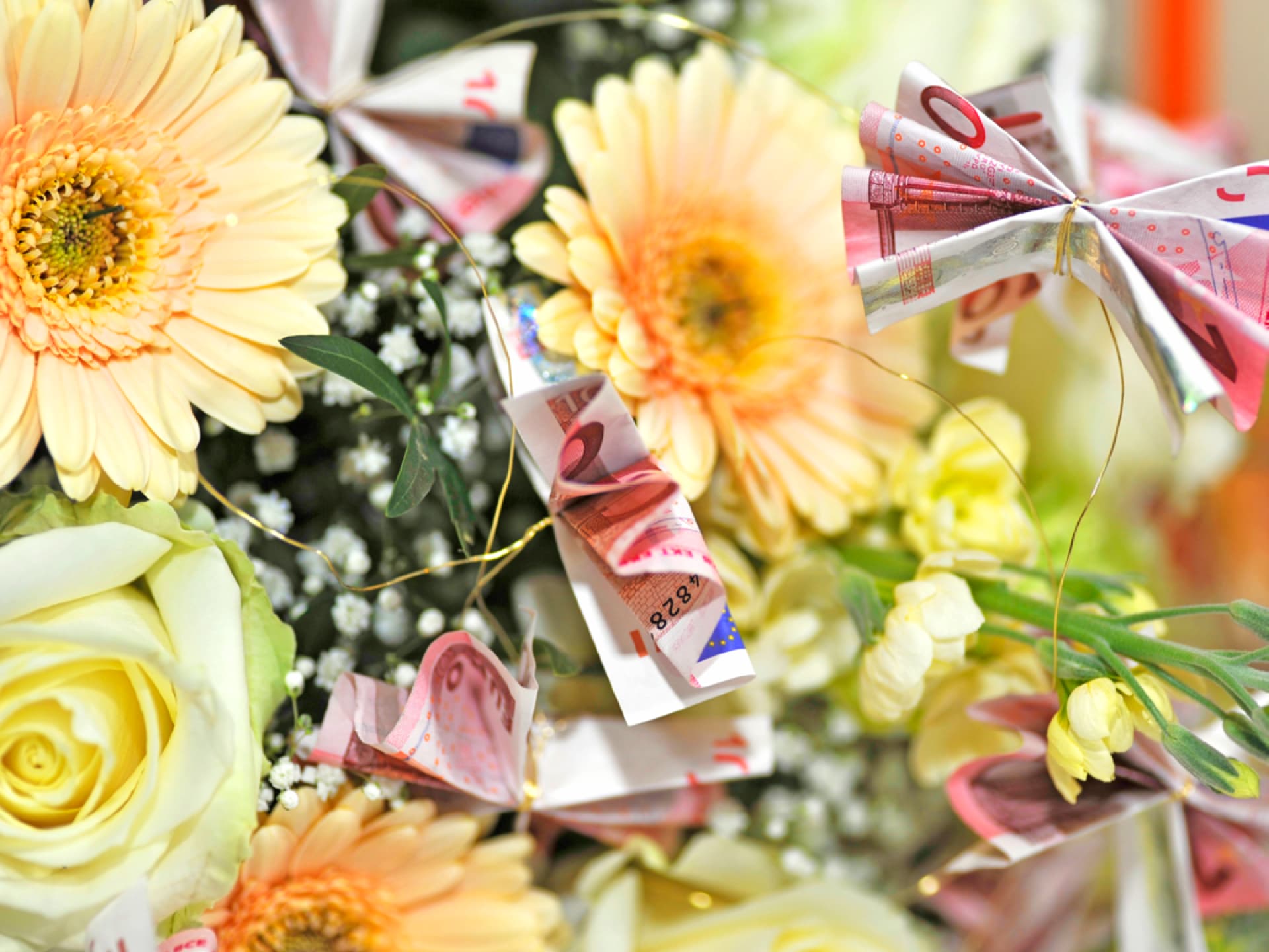 Geldgeschenke Hochzeit Geldscheine in Blumenstrauß