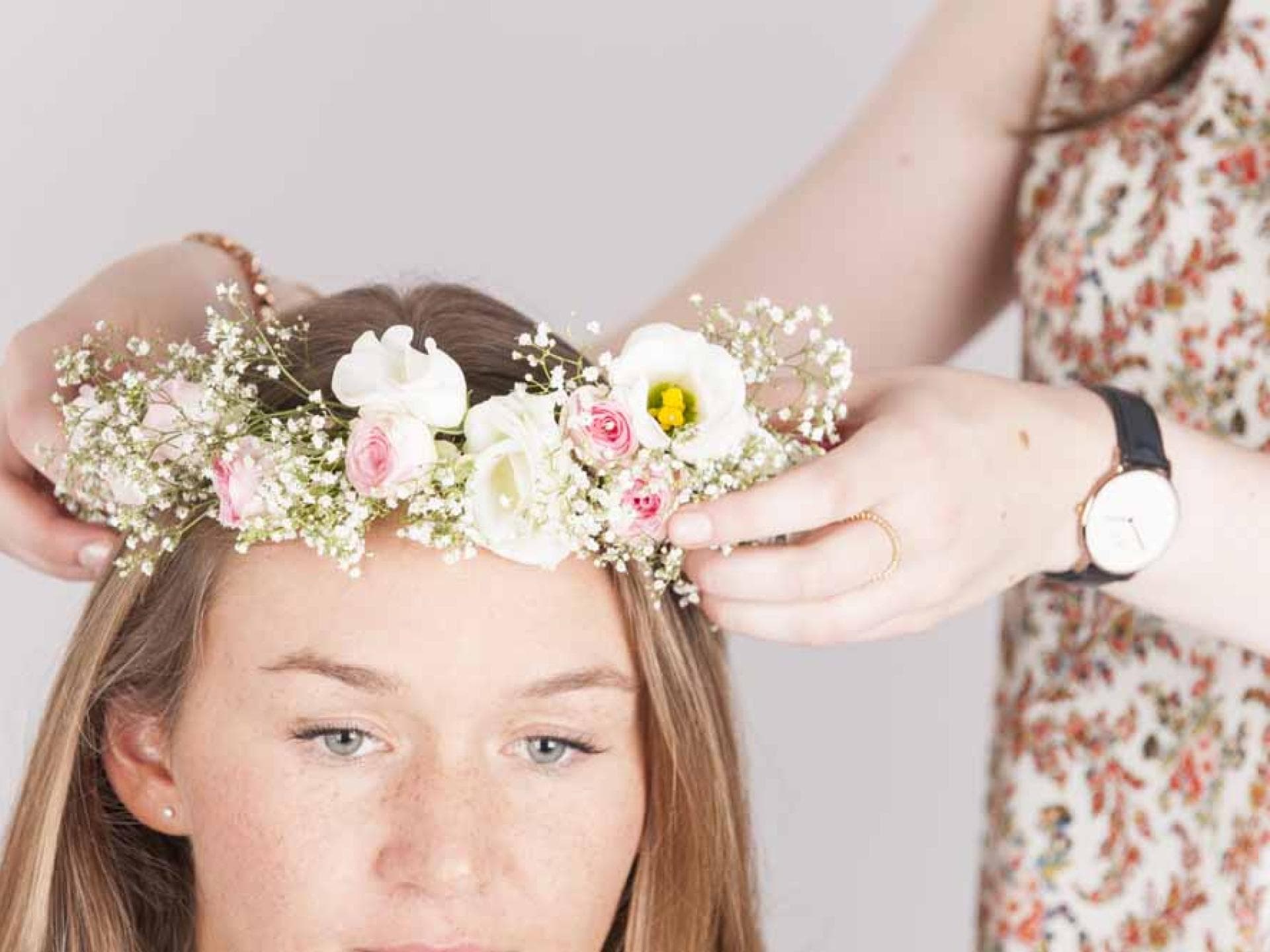 Brautfrisur mit Blumenkranz