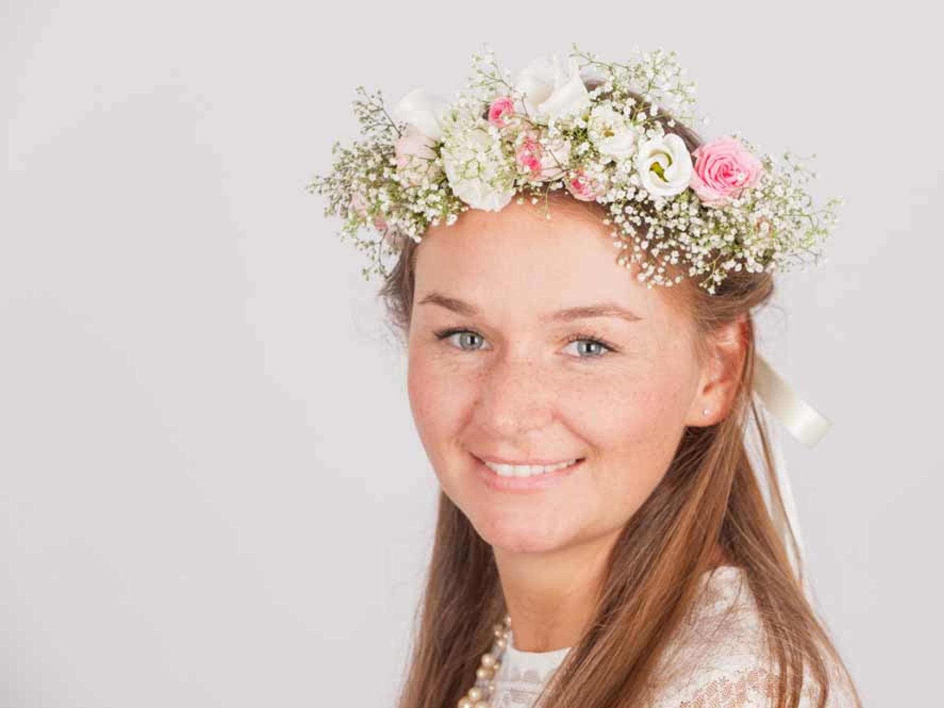 Brautfrisur mit Blumenkranz