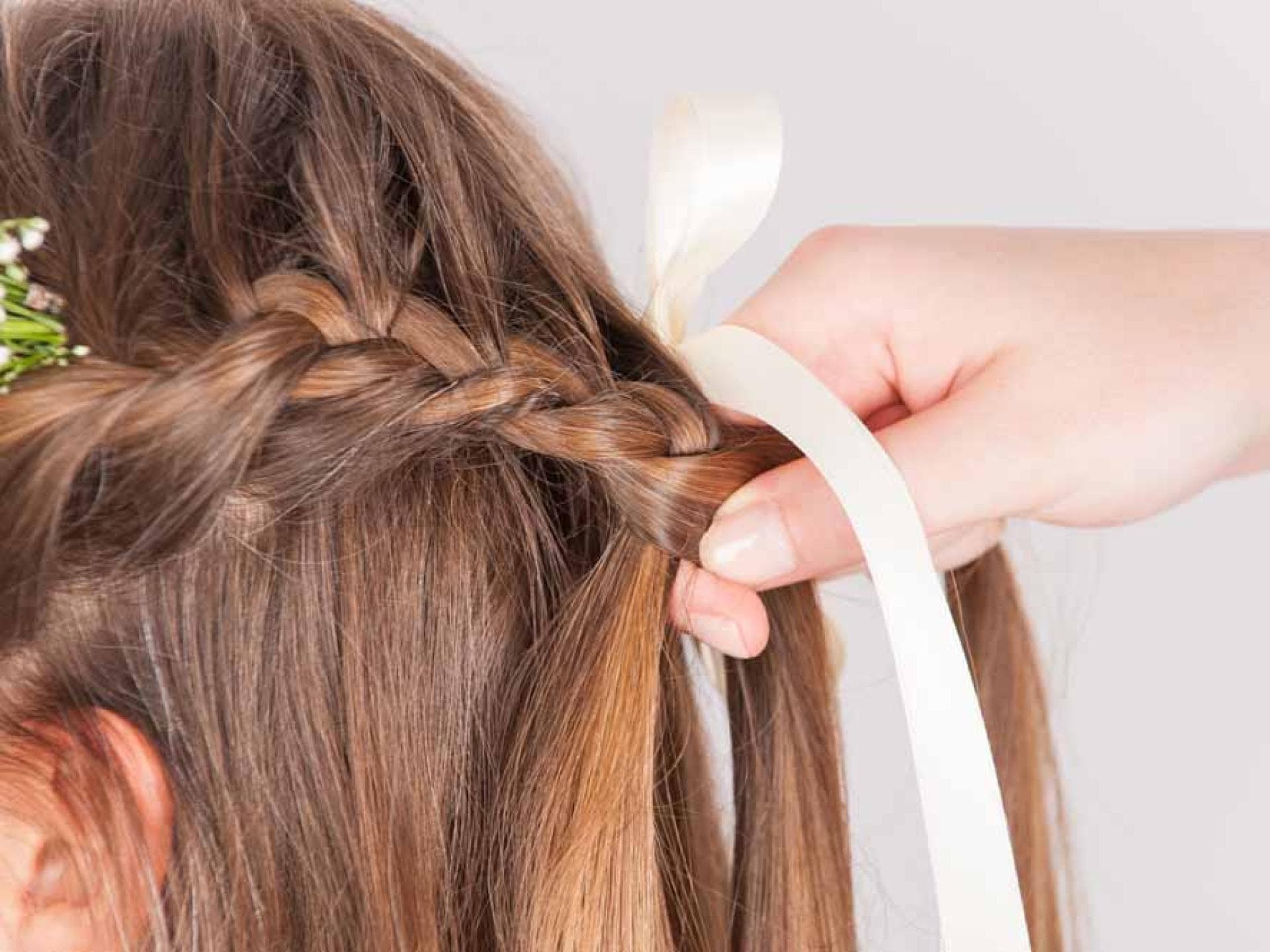 Brautfrisur mit Blumenkranz
