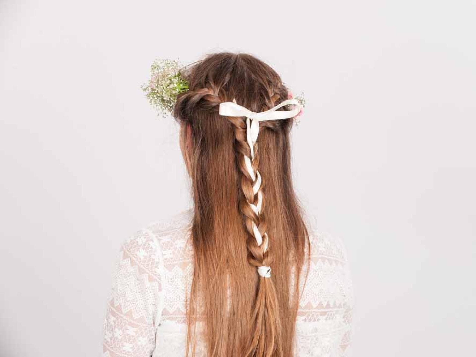Brautfrisur mit Blumenkranz