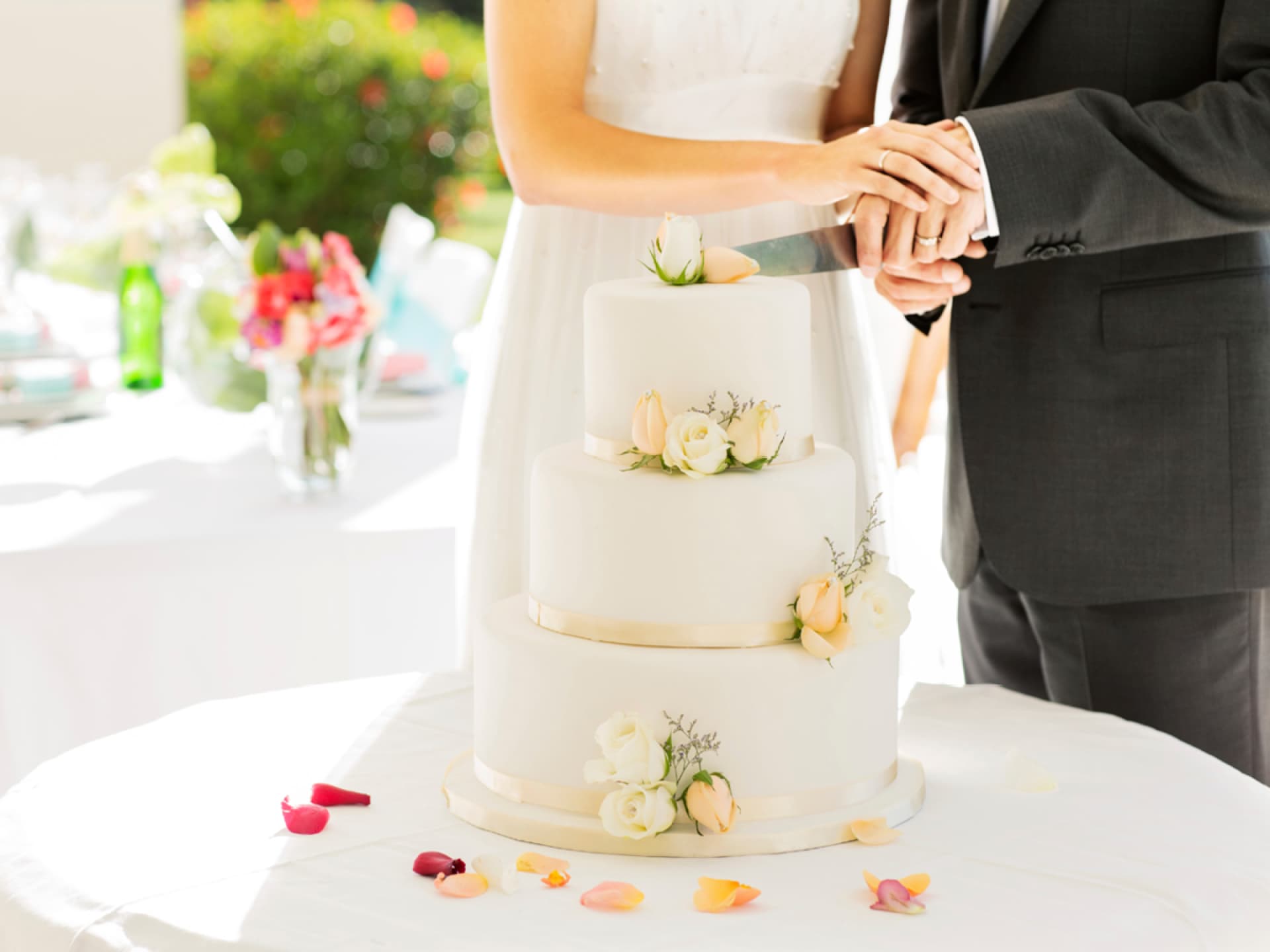 Dreistöckige Hochzeitstorte aus Schokolade