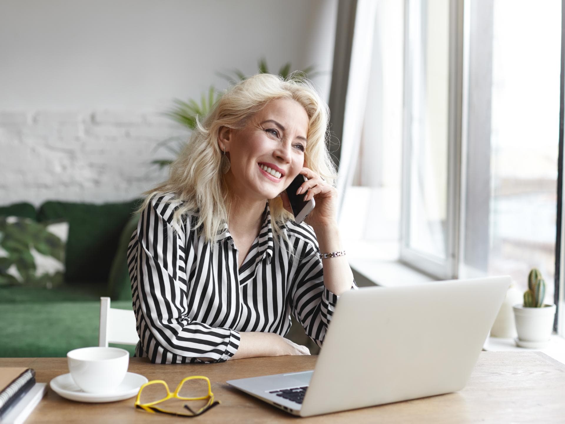 Homeoffice: Tipps für die Arbeit von zu Hause: Frau am Tisch telefoniert