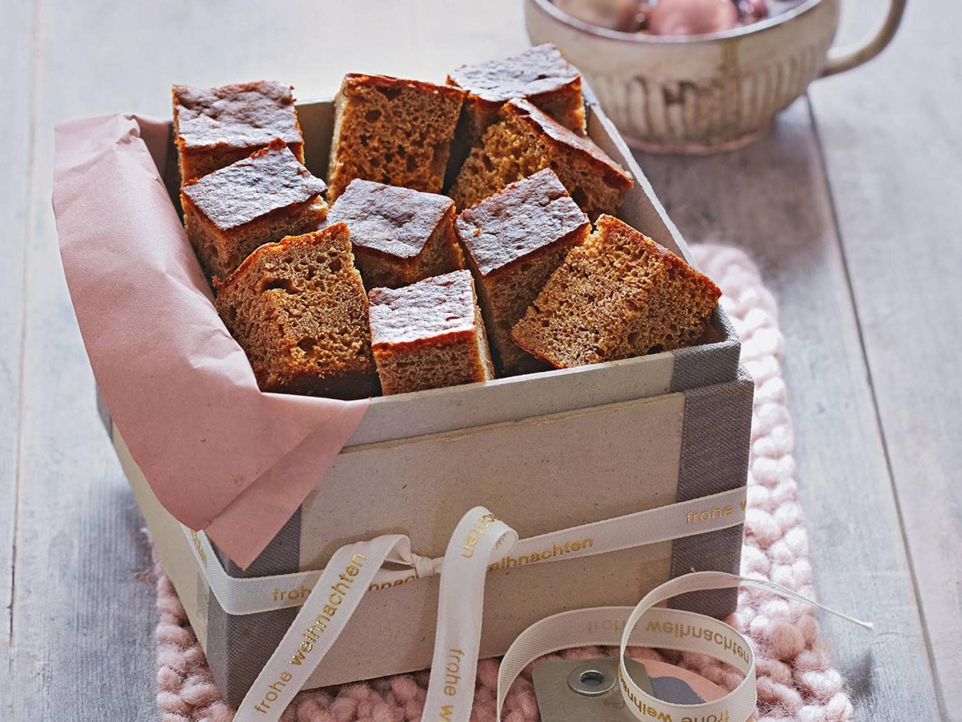 Traditioneller Honigkuchen mit Mandeln und Gewuerzen