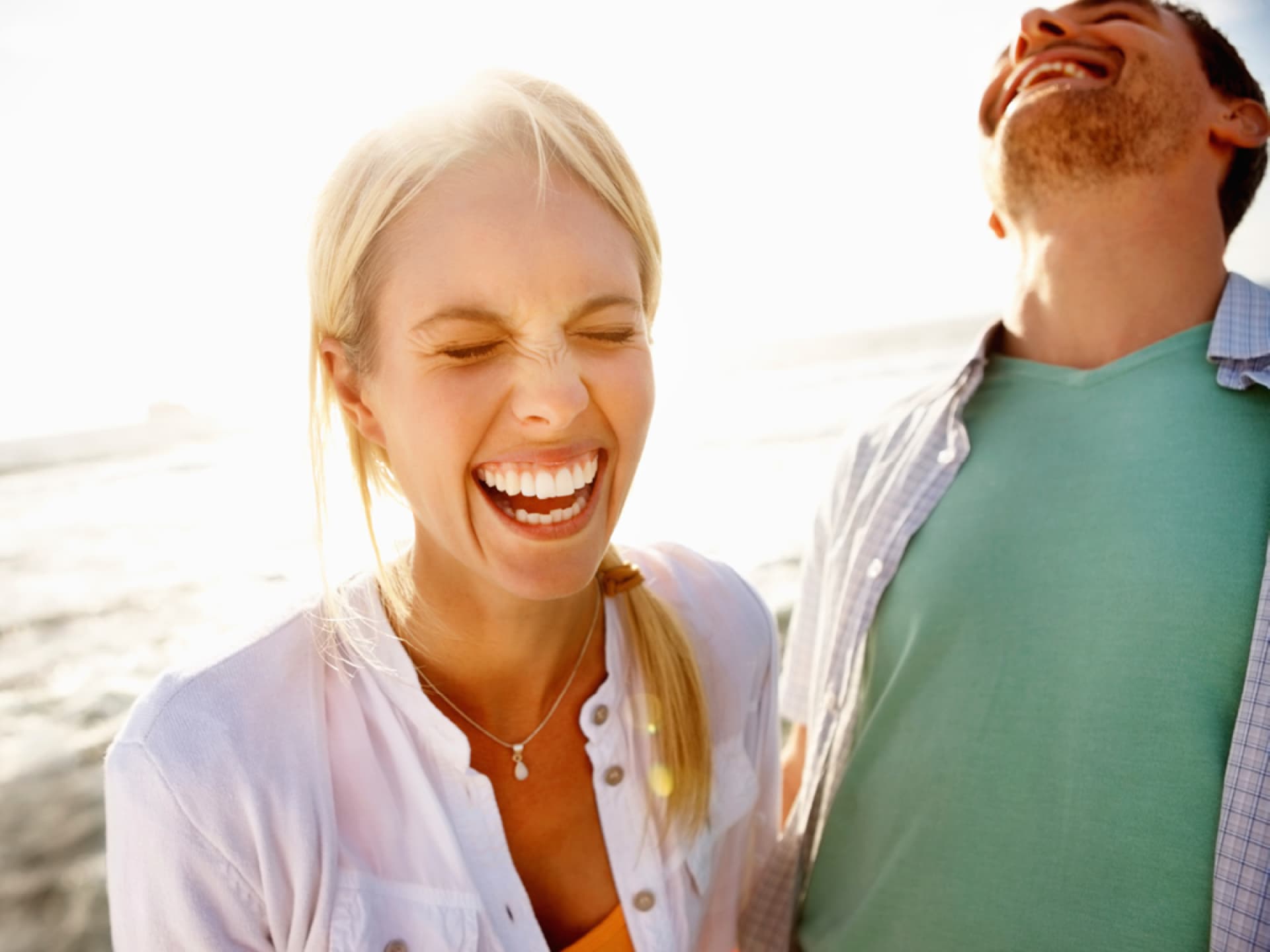 Mann und Frau lachen herzlich