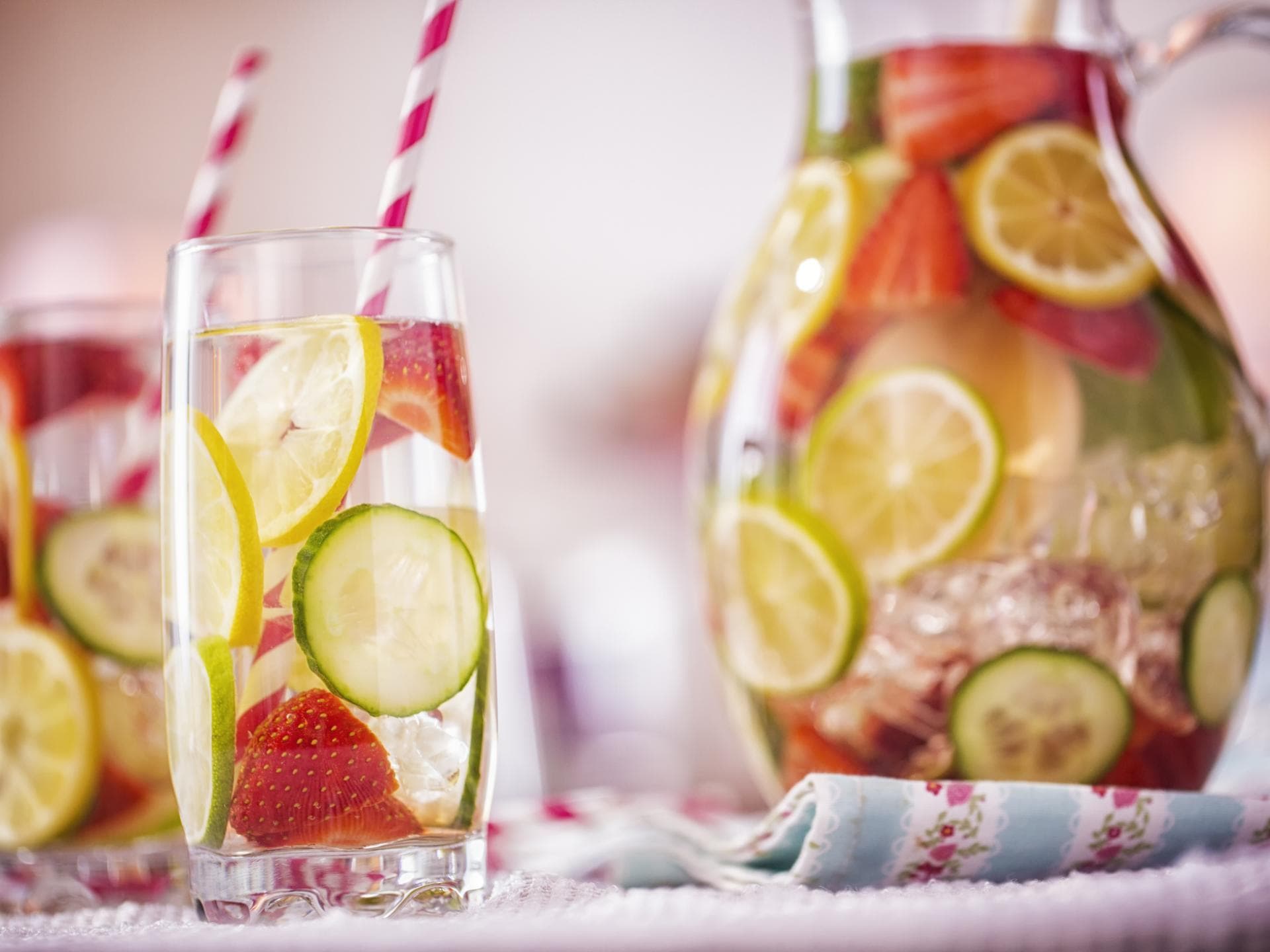 Trend Infused Water: Wasser mit Früchten im Glas