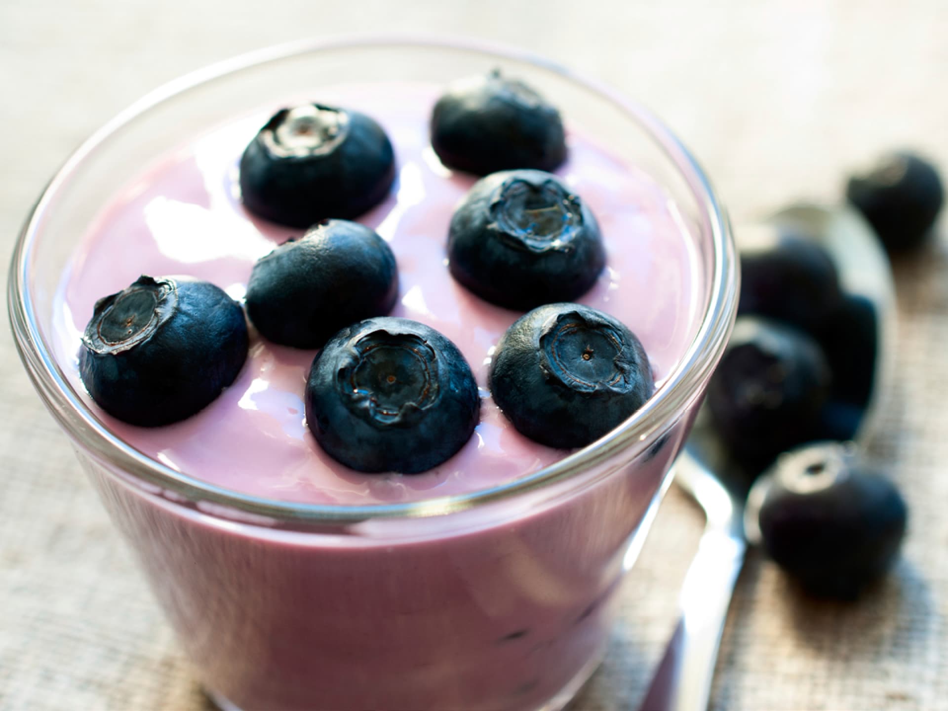Joghurt mit frischen Blaubeeren ist ganz leicht selbstzumachen