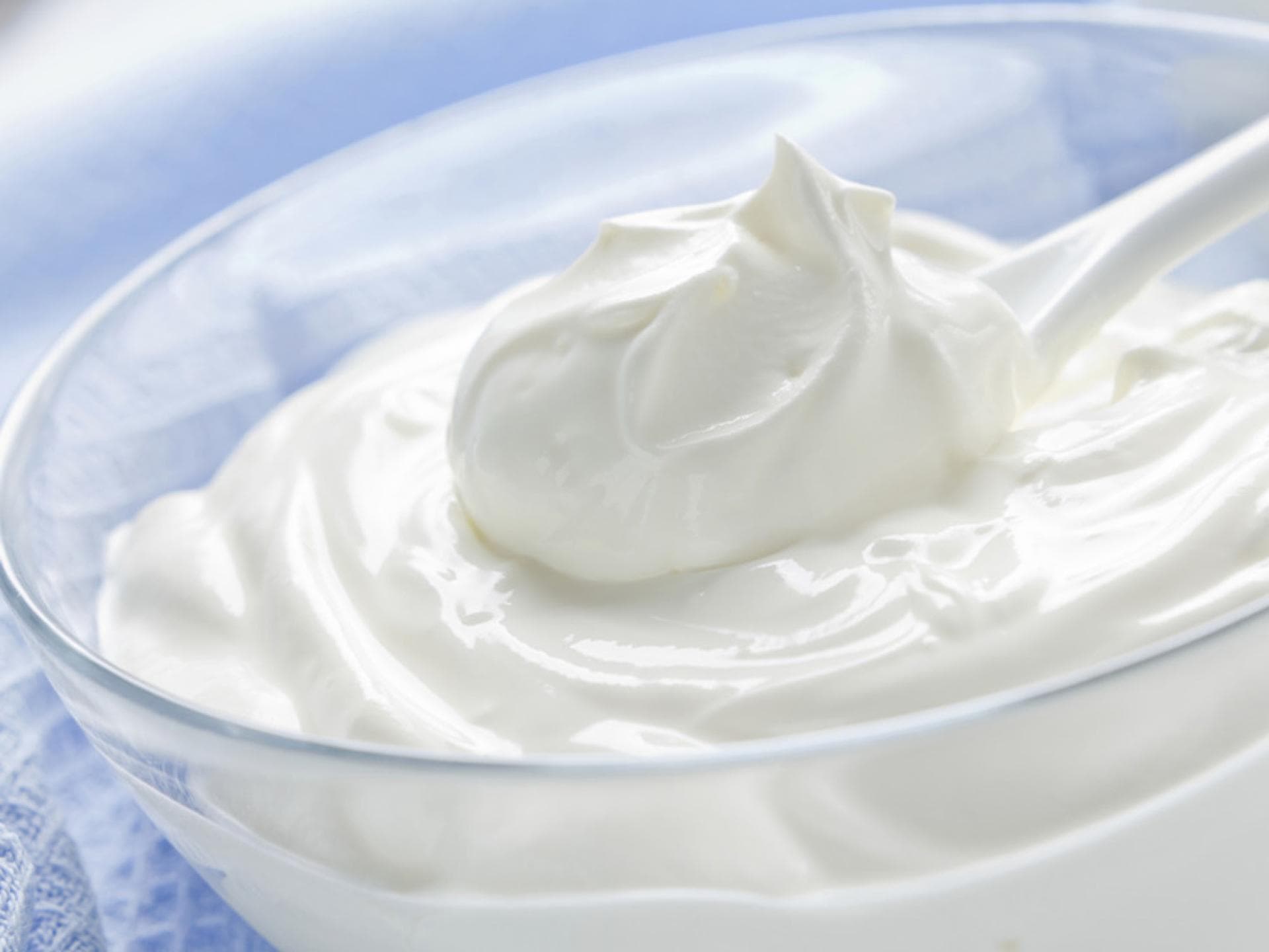 Naturjoghurt Naturjoghurt - Die Bifidus-Kulturen im Joghurt sind sehr gesund und fördern das Wohl von Magen und Darm