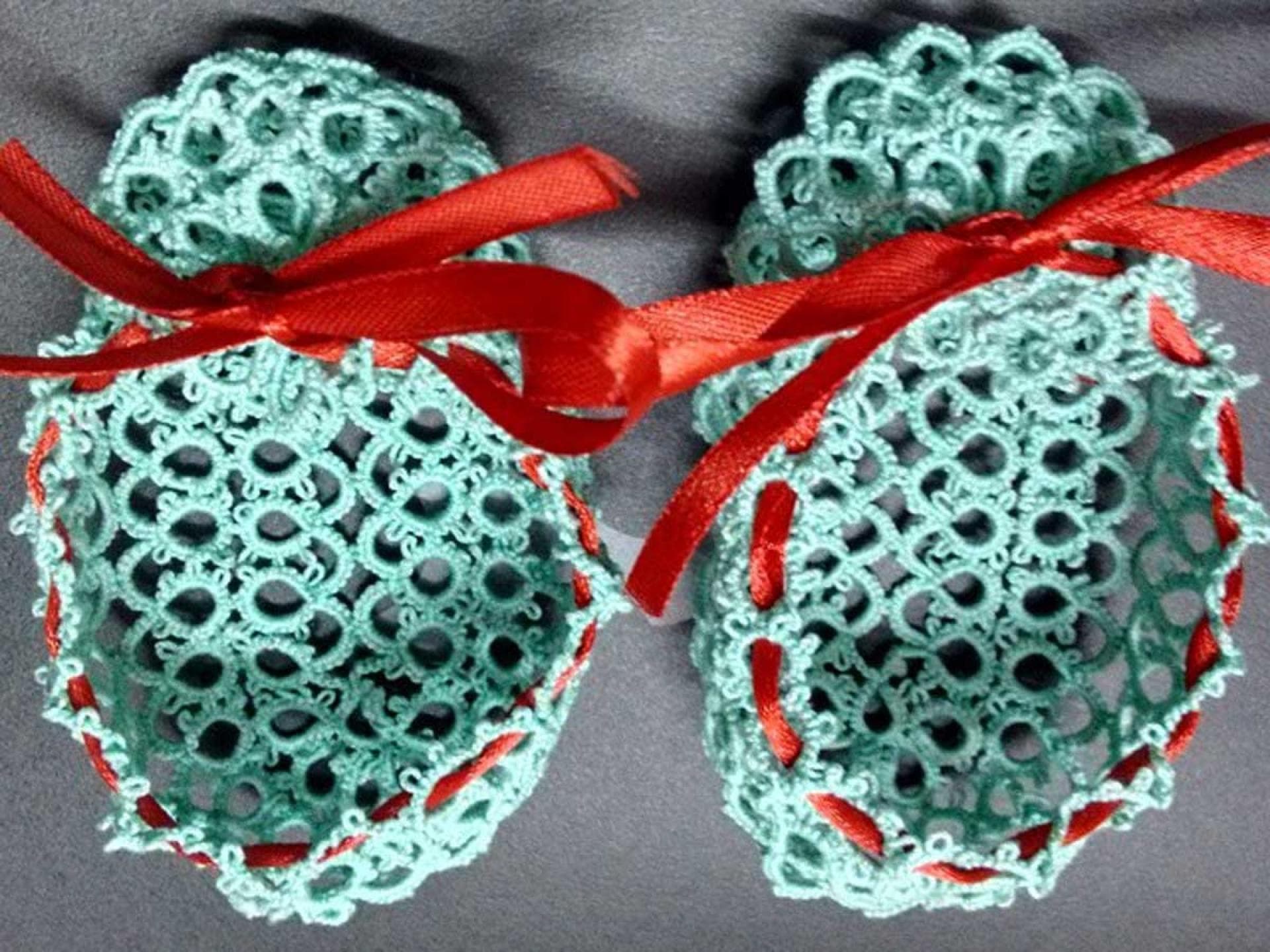 Babyschuhe mit Occhi-Technik Türkisfarbene Spitzen-Schuhe mit roter Schleife