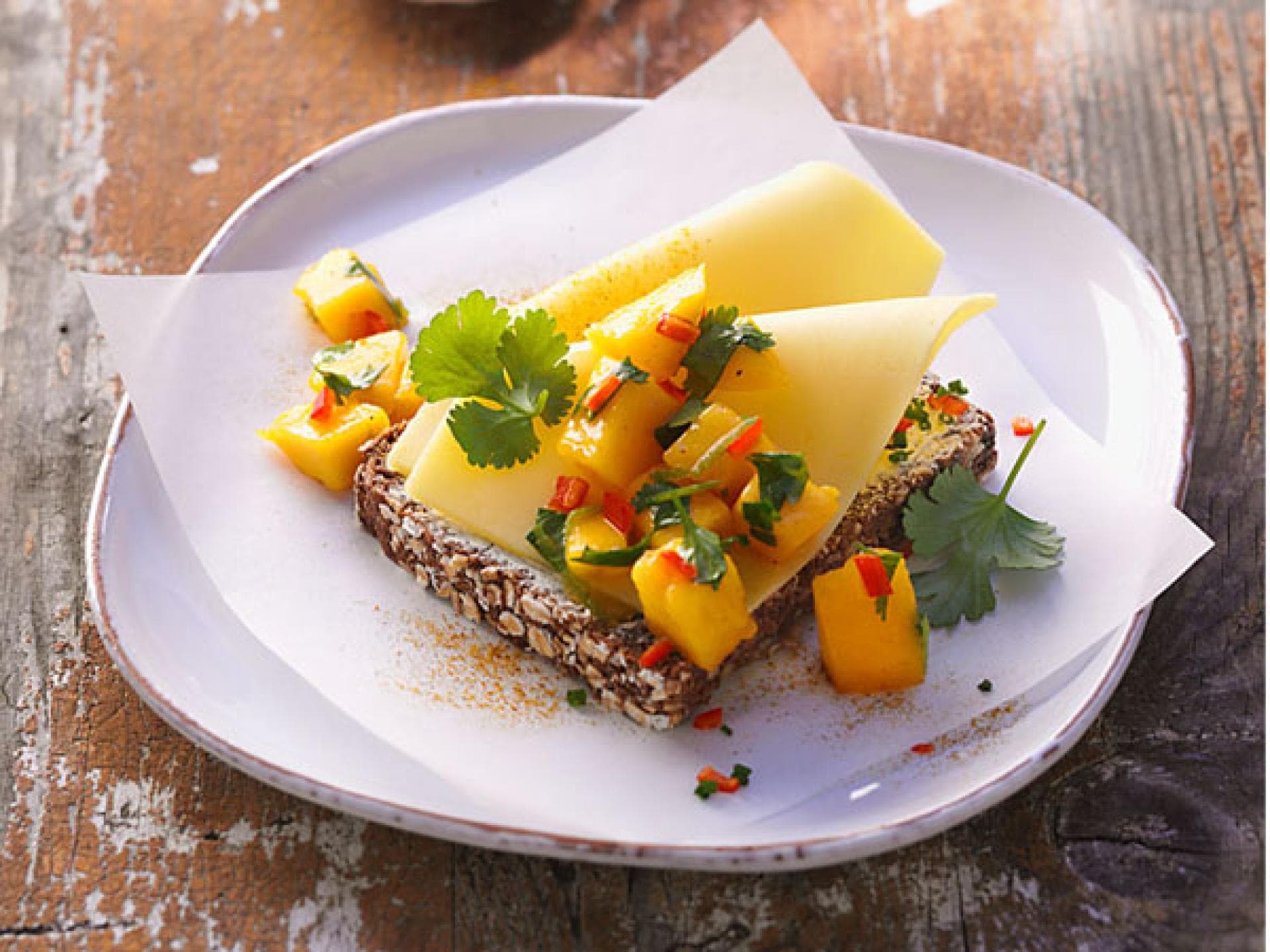Käse-Brot mit Mango-Salsa