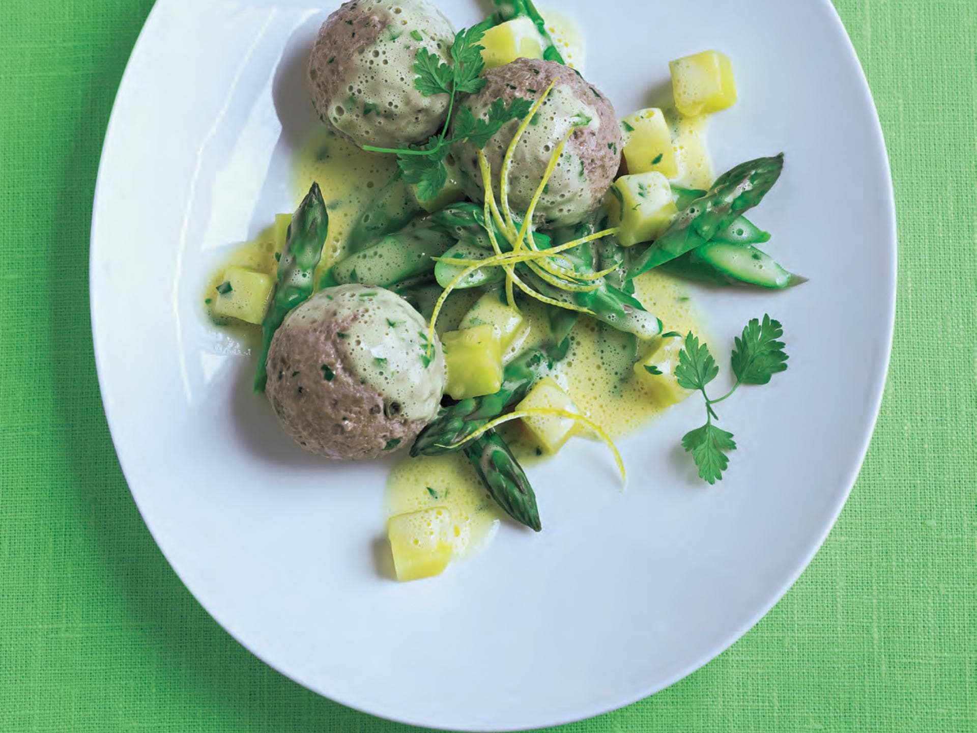 Kalbsklößchen mit Spargel-Kartoffel-Ragout